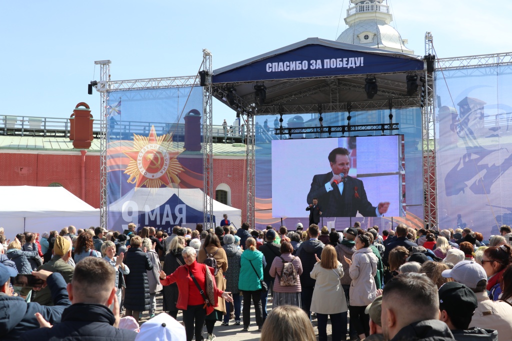 В праздничной концертной программе гости Петропавловской крепости услышат любимые песни о Великой Отечественной войне и Победе и мелодии тех лет.