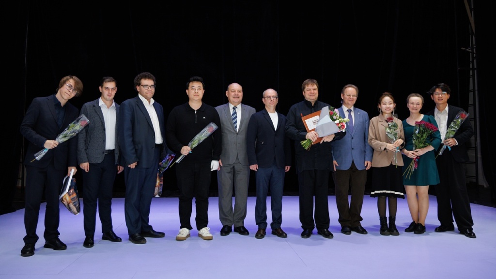 Жюри и лауреаты конкурса. Фото: Виталий Рубанов. Правообладатель: conservatory.ru. Жюри и лауреаты конкурса ЛяДоФа Фото_Виталий Рубанов.jpg