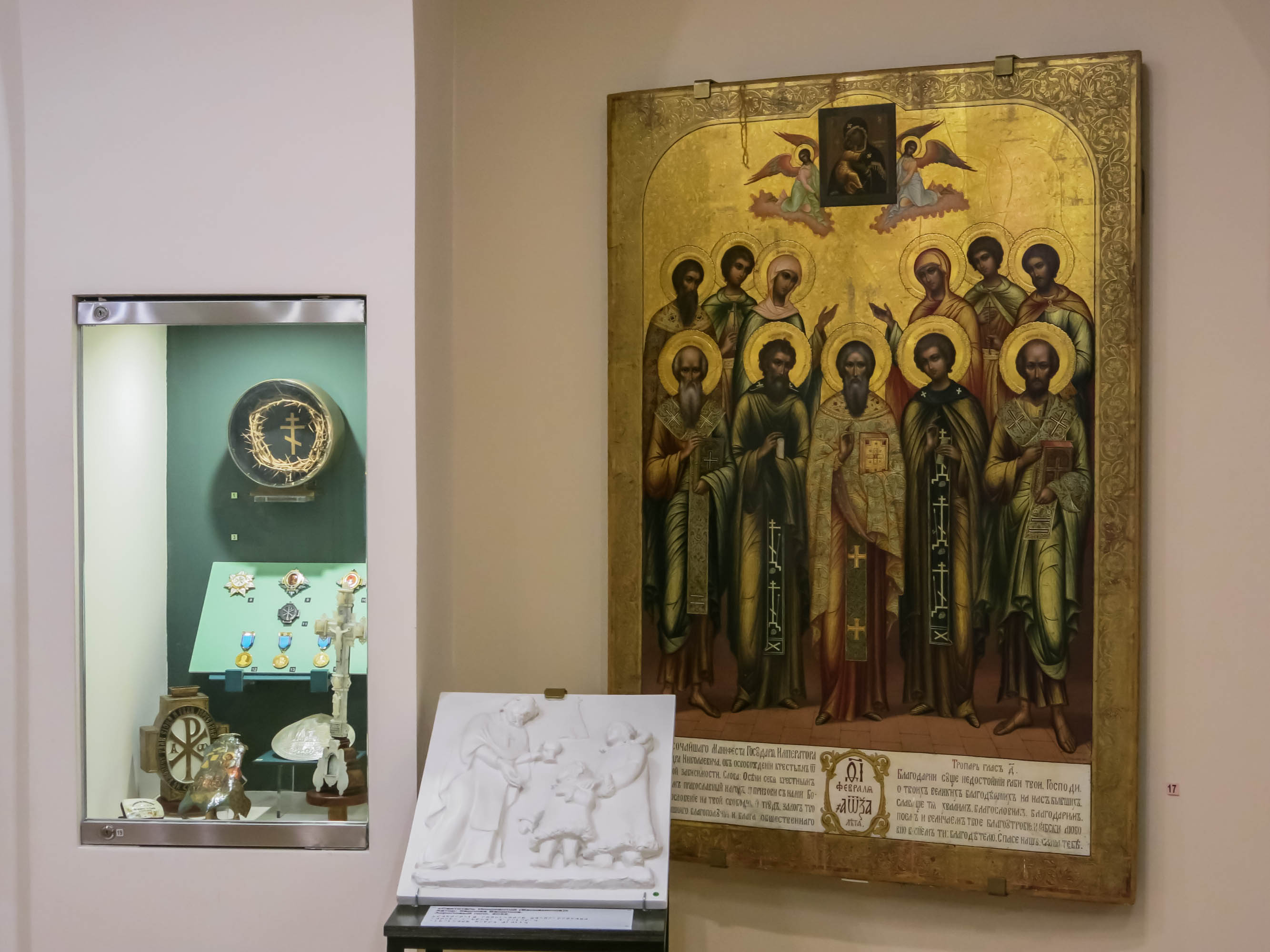 Тактильная работа на фоне экспонатов Государственного музея истории религии. Фото: Ирина Иванова