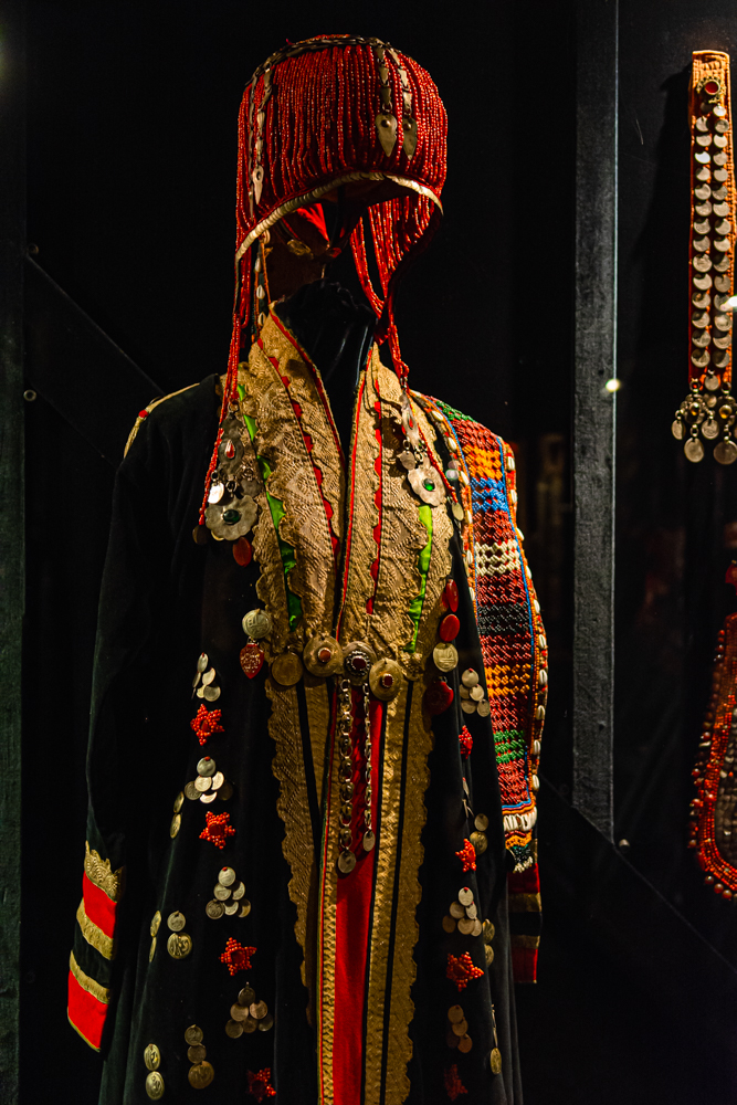 Фото: Традиционный свадебный башкирский наряд, украшенный серебряными монетами и кораллами. Фото: Ирина Иванова