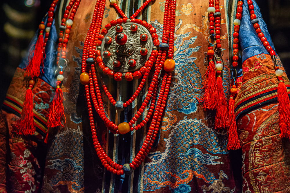 Фото: Традиционный бурятский женский свадебный наряд из шелка с украшениями из серебра, кораллов, янтаря, лазурита. Фото: Ирина Иванова