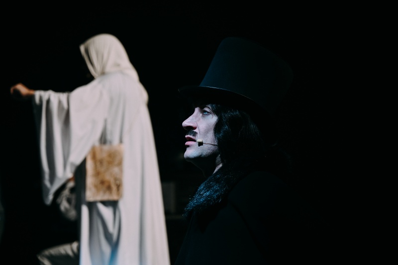 Обложка: фрагмент спектакля