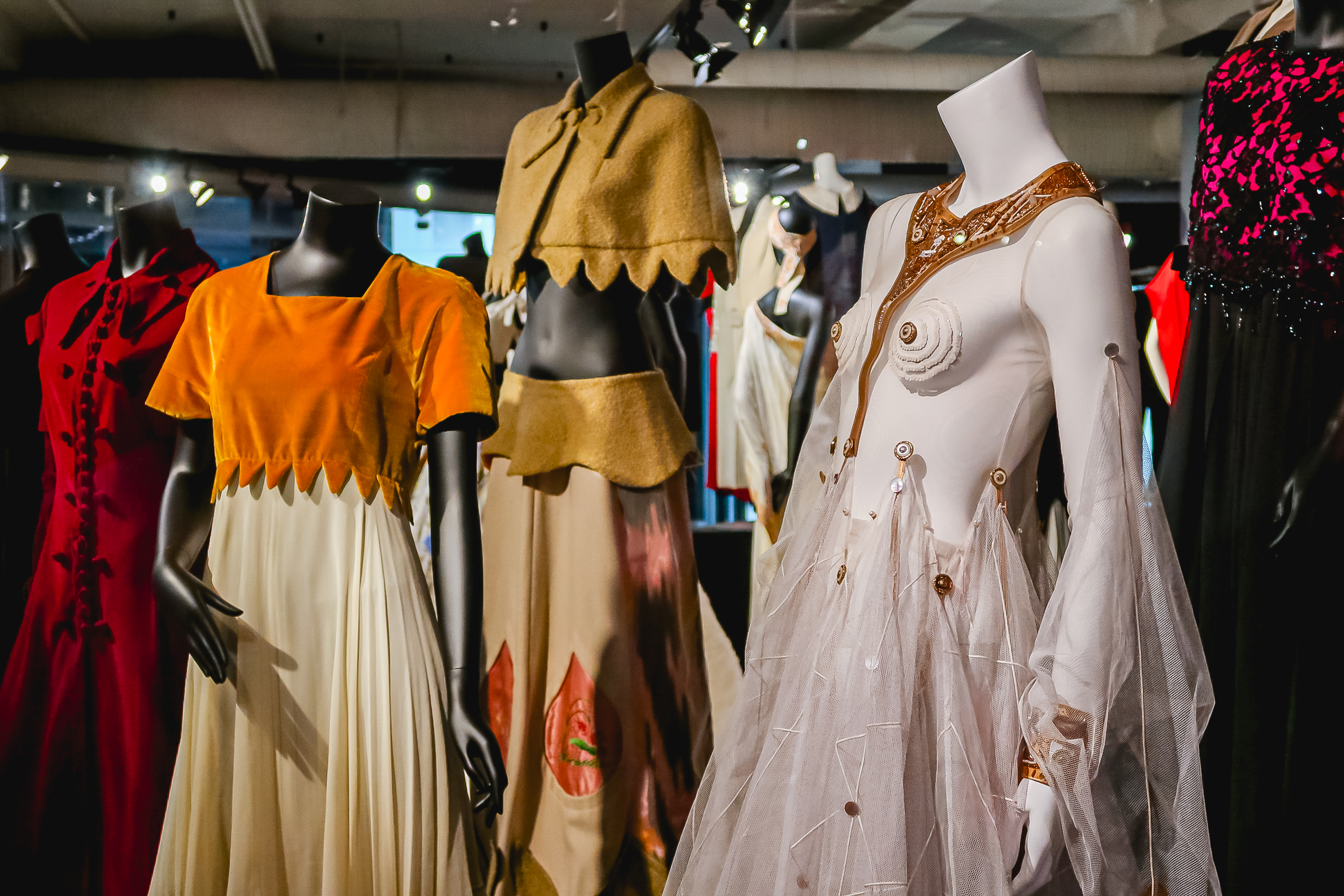 Эрмитаж показывает наследие петербургских модельеров от Меликовой до Бухинника28