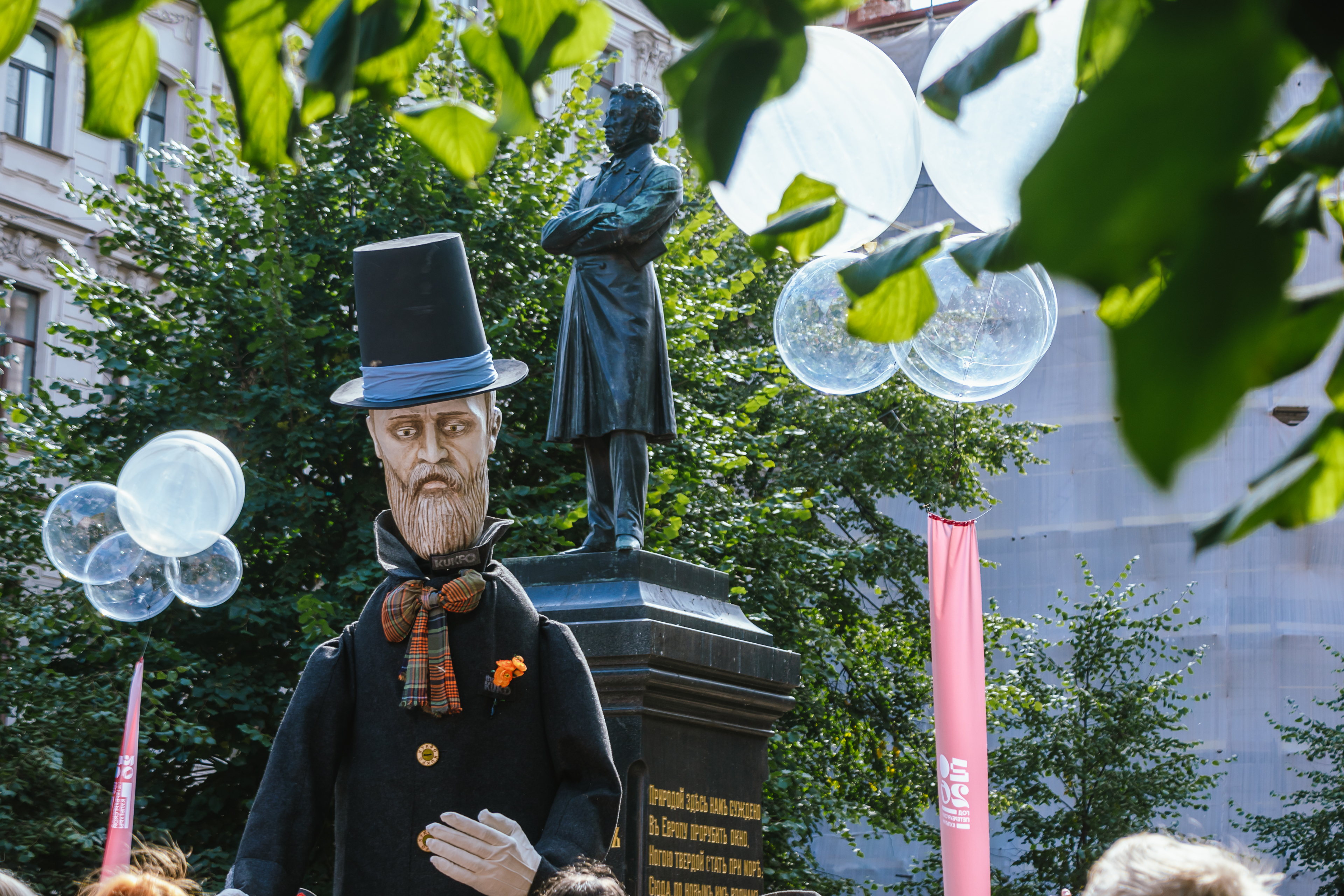 Великаны русской литературы прошлись по улицам Северной столицы19