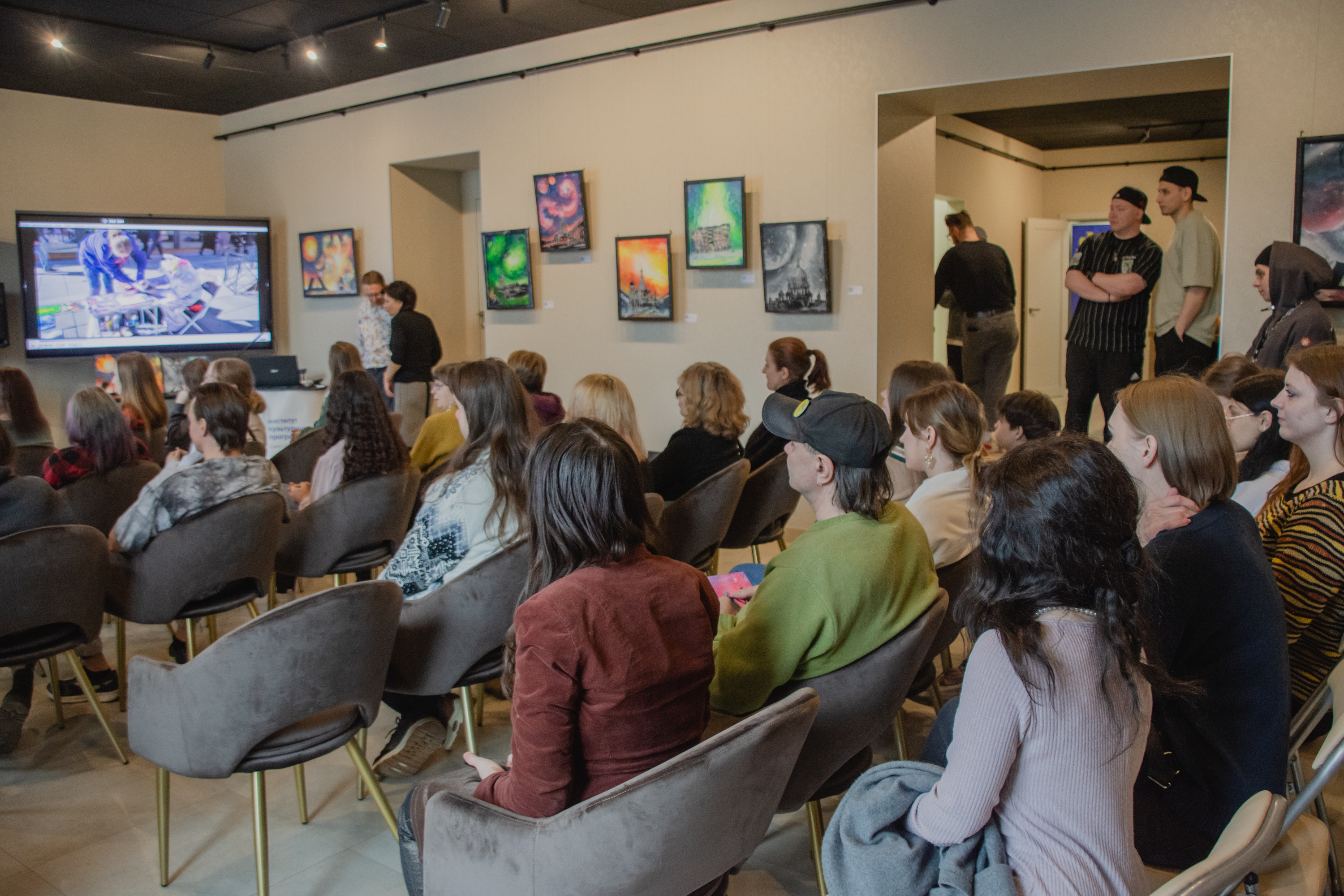 В медиацентре «Культура Петербурга» открылась выставка аэрозольной живописи Алены Логиновой 29
