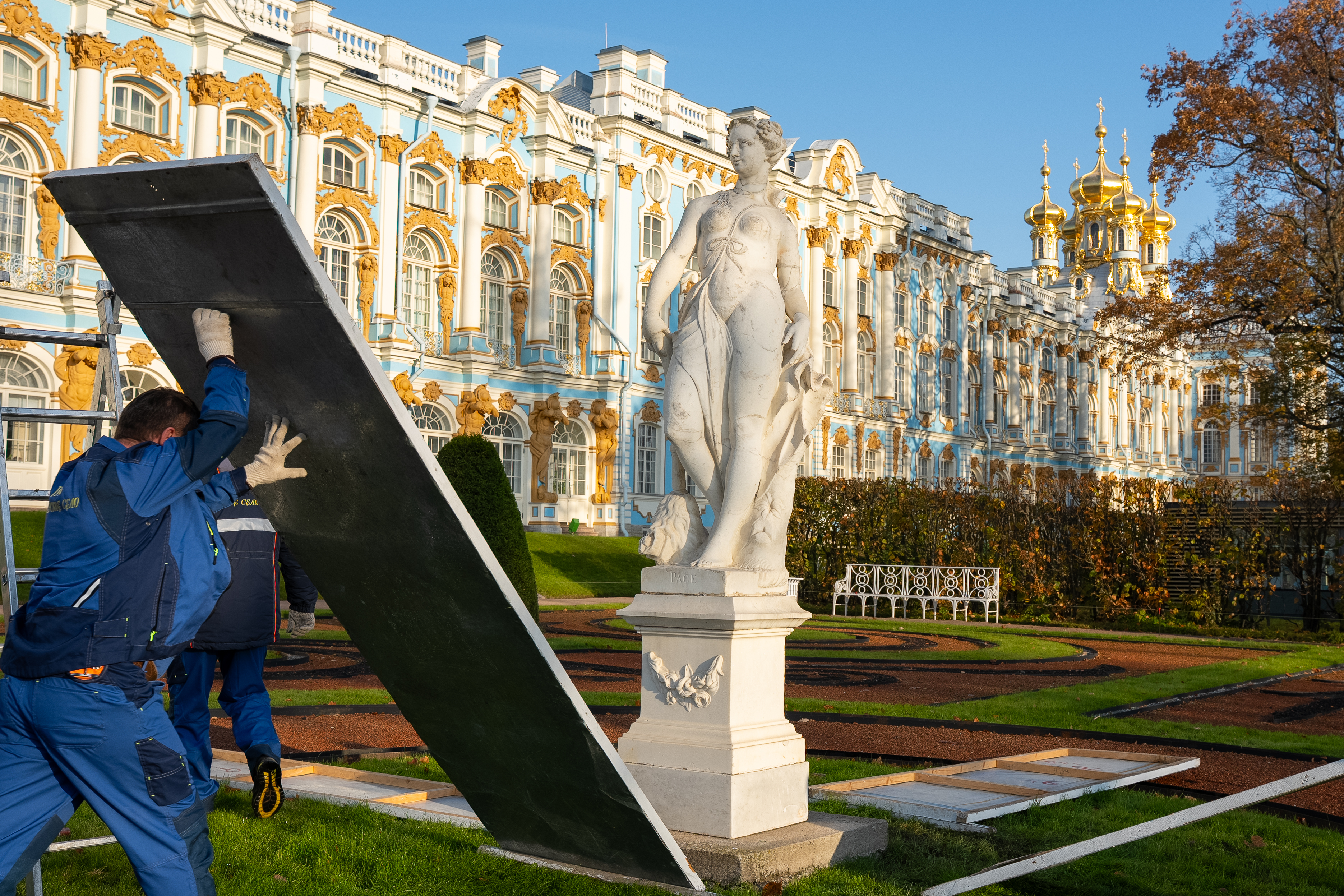 Царскосельская скульптура надела зимнюю одежду2