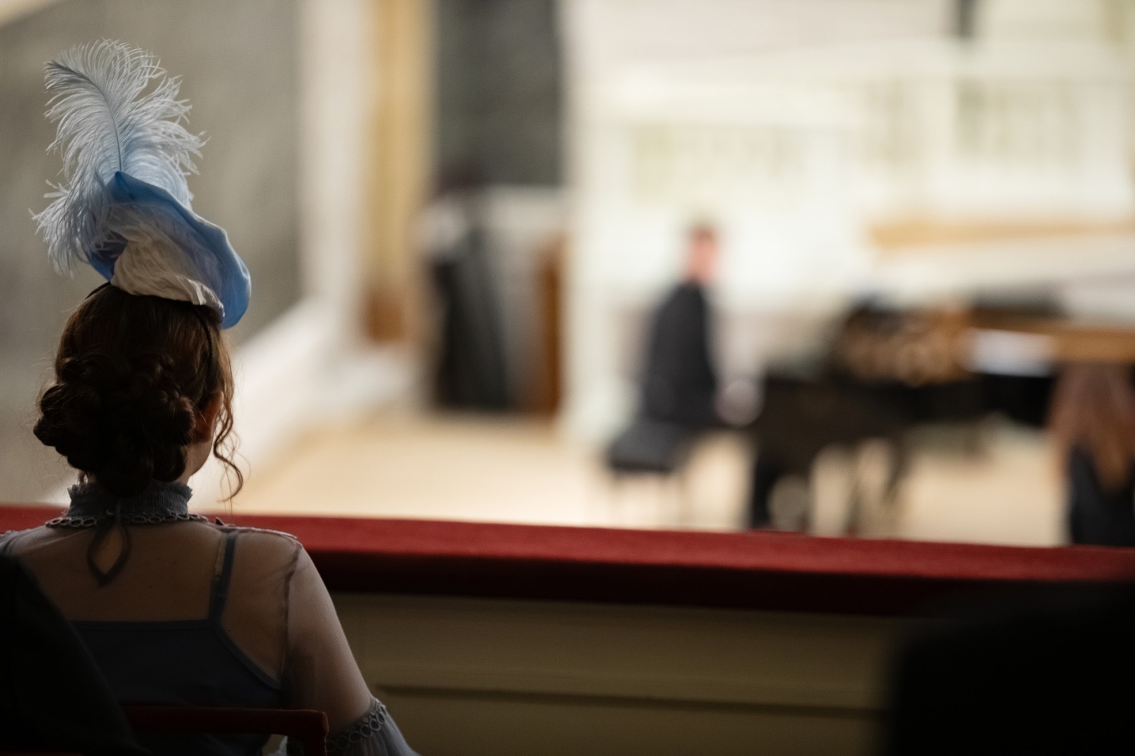 Акция «Красивый выход» объединит сторонниц возрождения театрального дресс-кода по всей стране