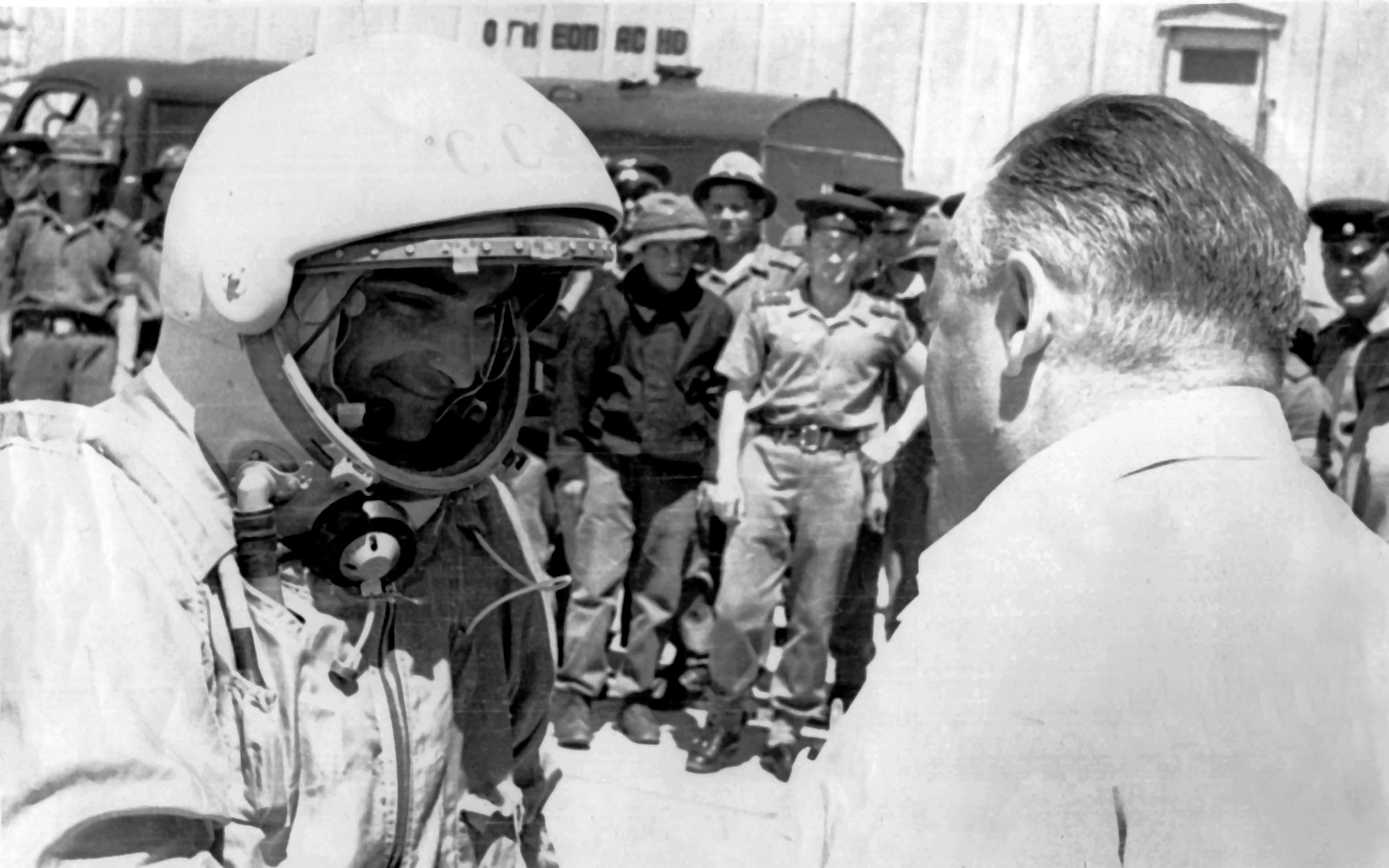 В Музее артиллерии презентуют неофициальные фотоснимки космонавтов и картину Петра Кривоногова 7