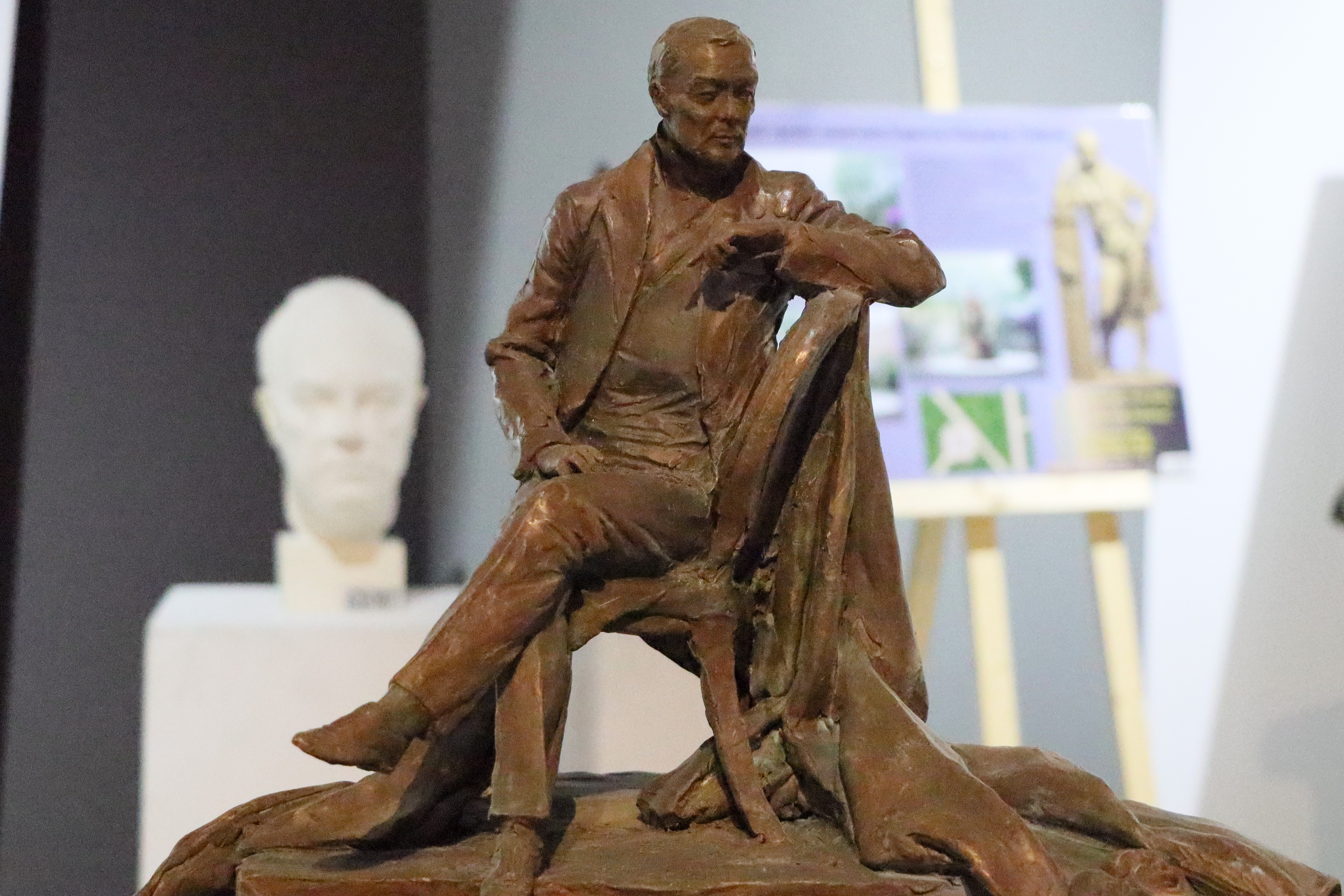 В центре «Россия — Моя история» покажут эскизы памятника Кириллу Лаврову1