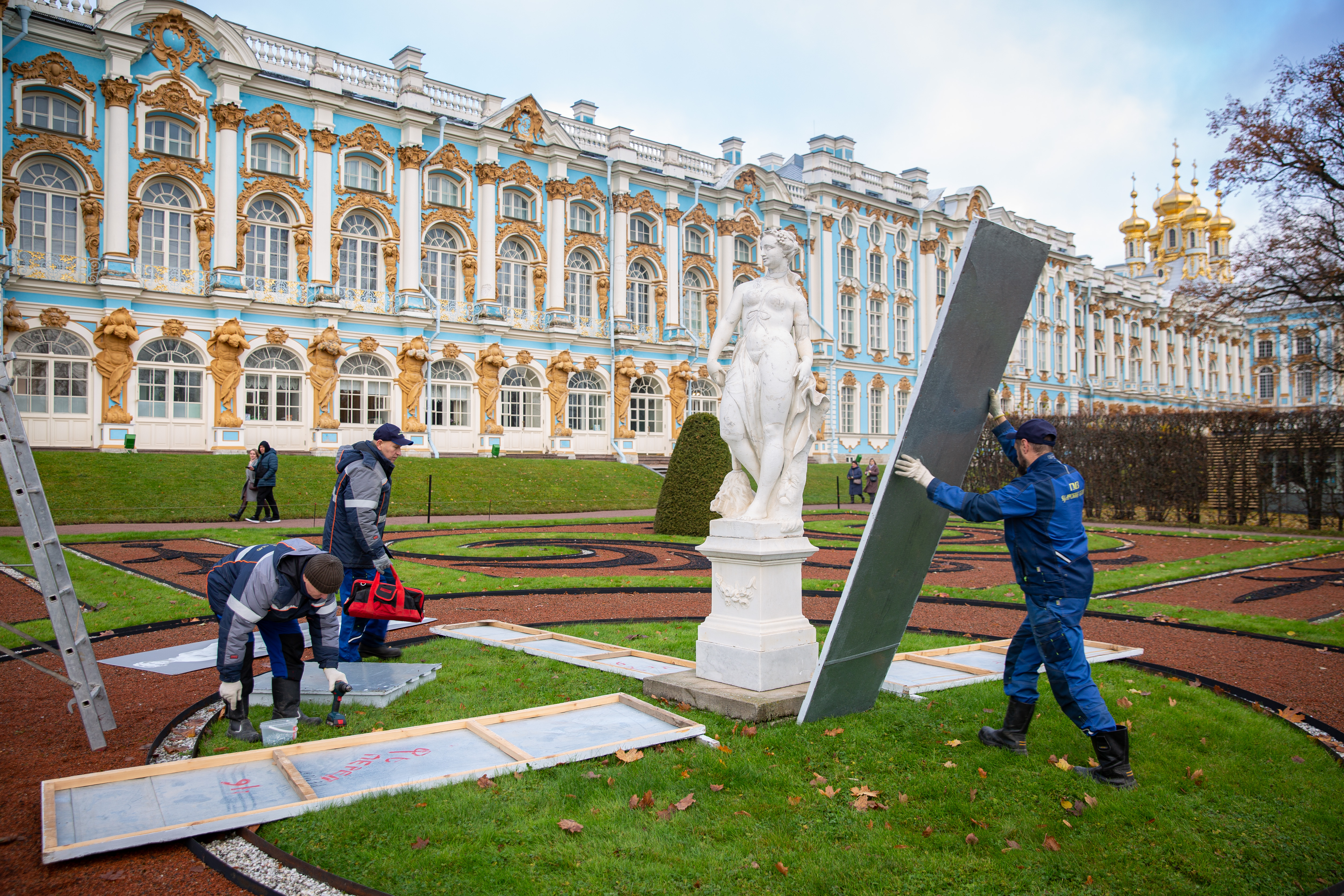Царскосельские скульптуры перезимуют в Москве 5