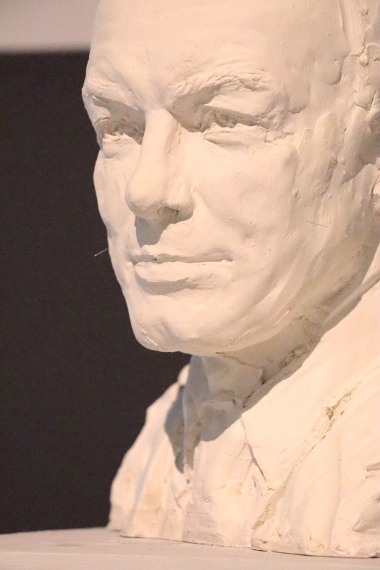 В центре «Россия — Моя история» покажут эскизы памятника Кириллу Лаврову