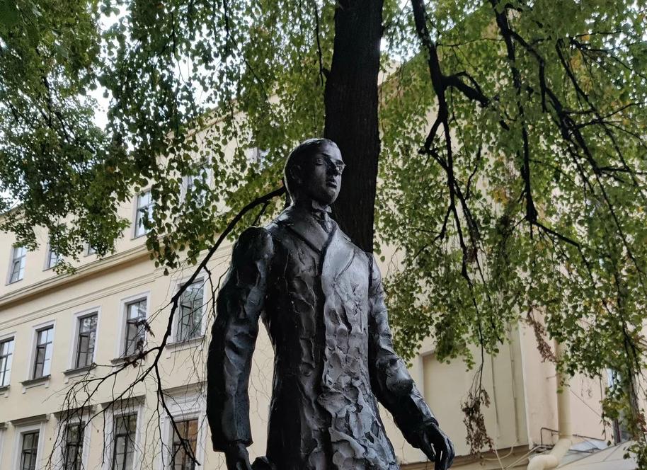 Сколько памятников Николаю Гумилёву в Петербурге и области? 