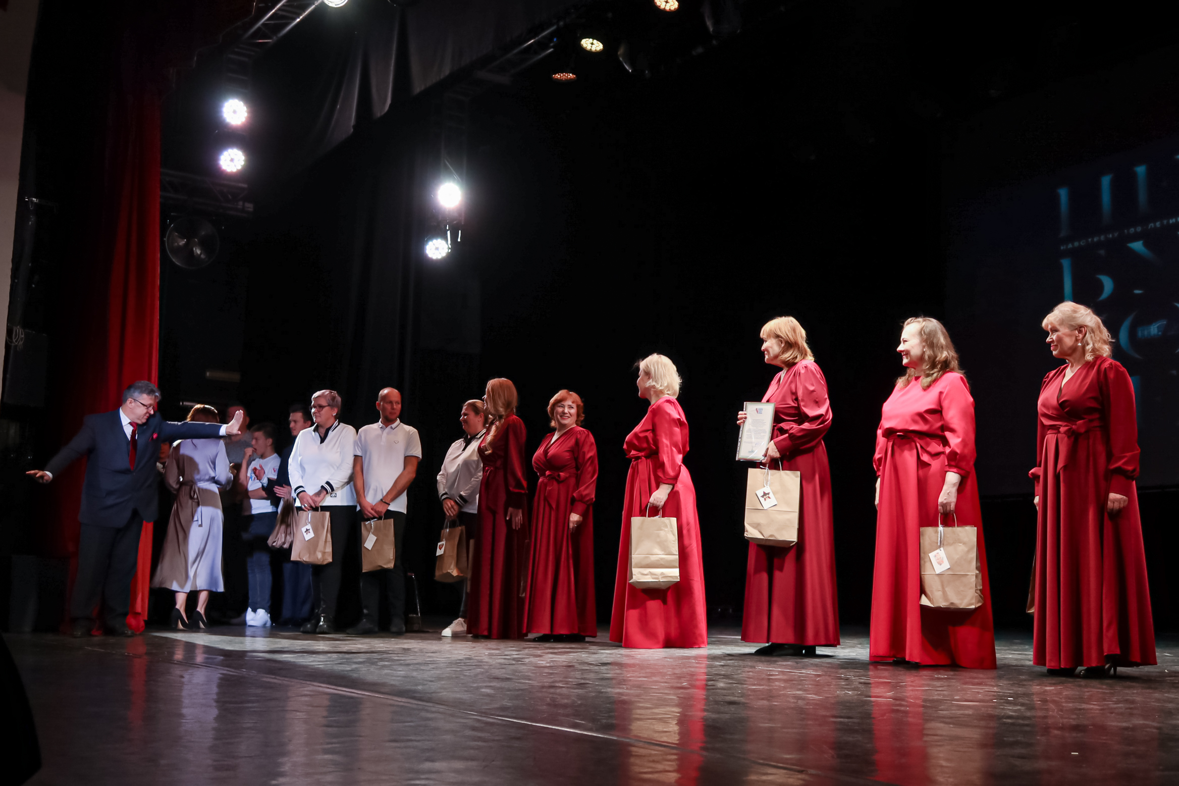 В Северной столице показали, как старшее поколение поёт на жестовом языке29