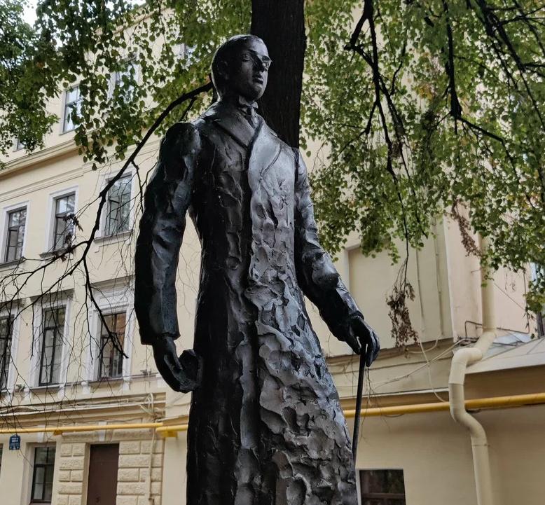Сколько памятников Николаю Гумилёву в Петербурге и области? 