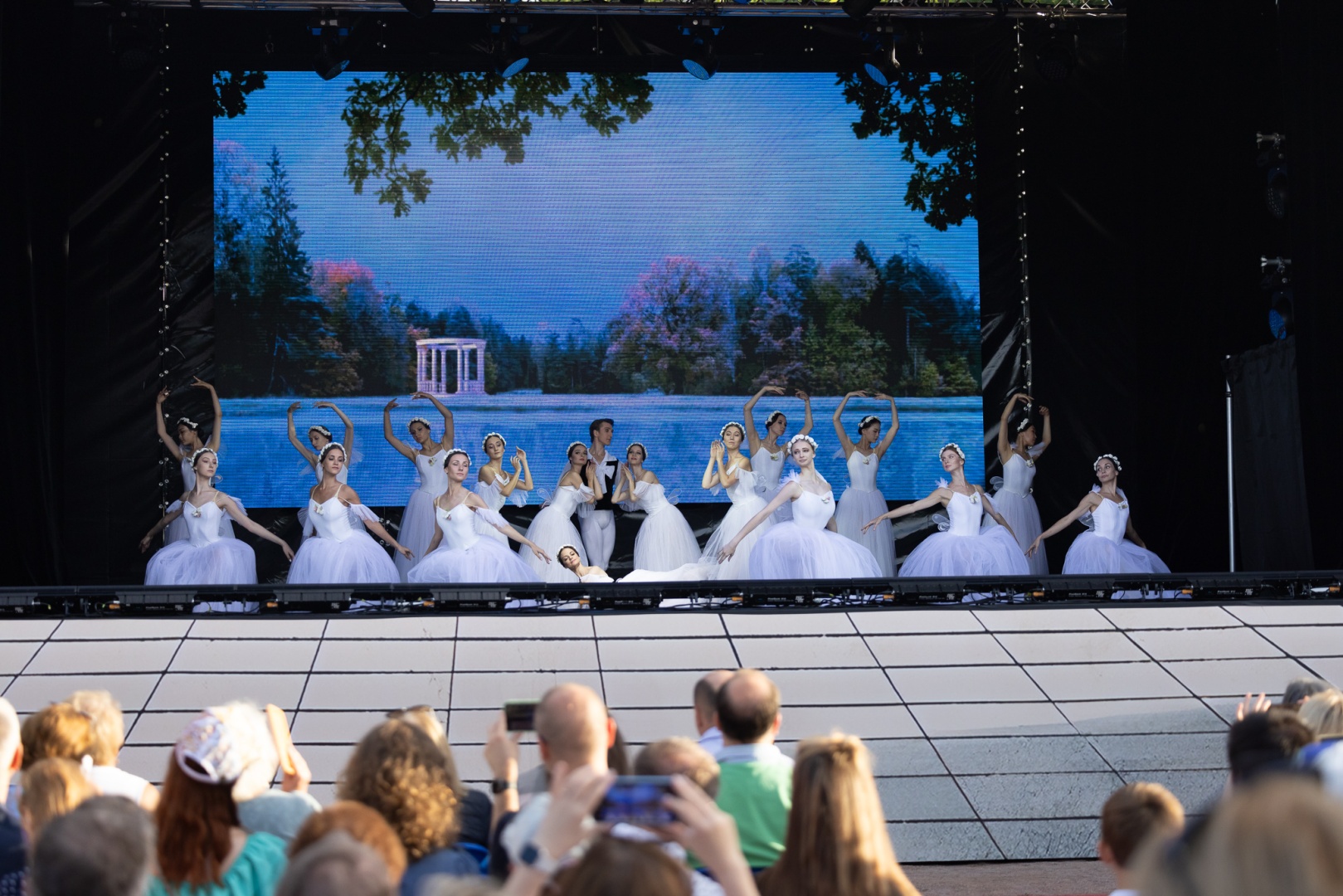  Более 1 млн зрителей посмотрели балет под открытым небом Петергофа