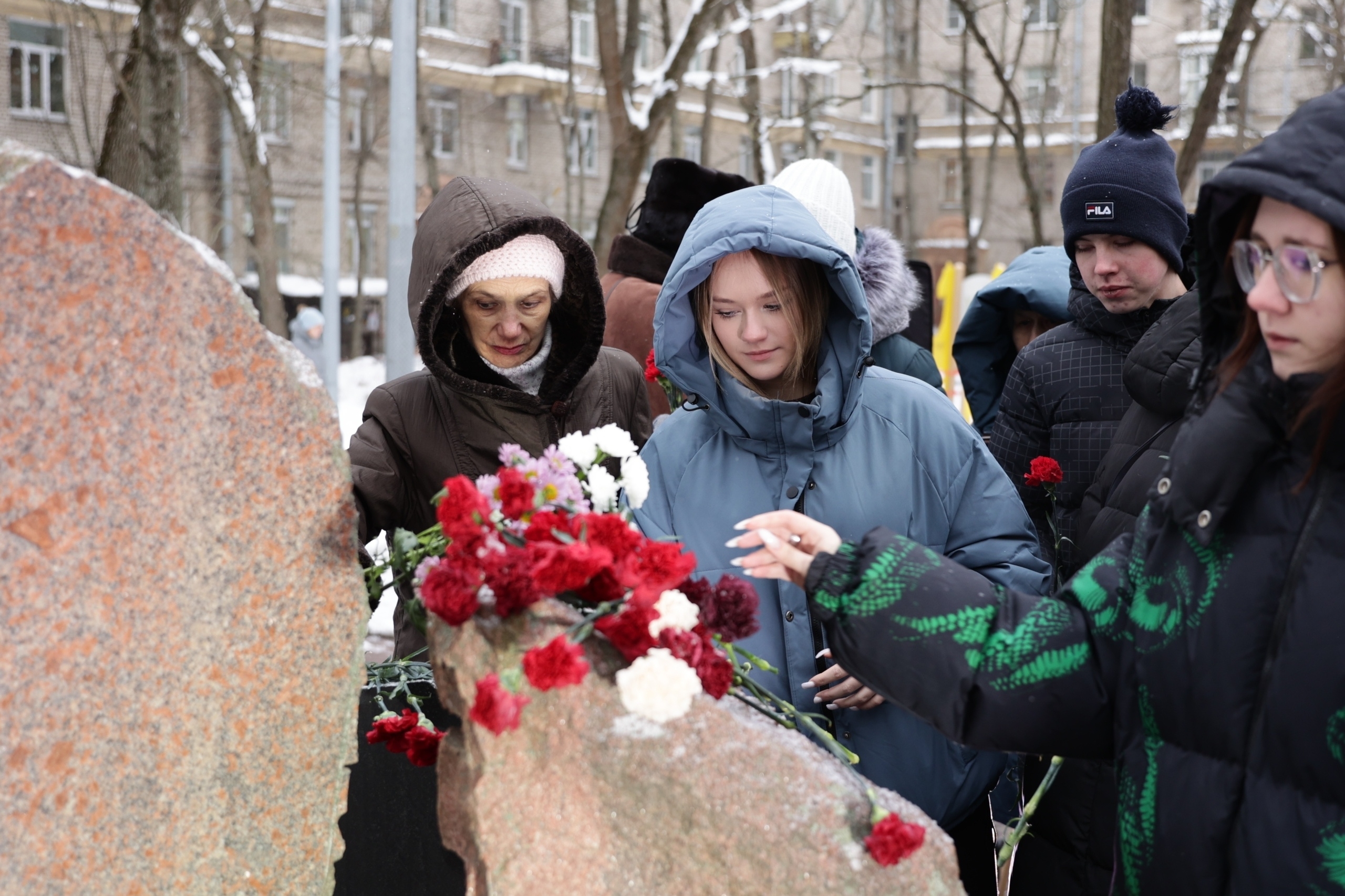 В сквере имени Ольги Берггольц провели акцию памяти 2