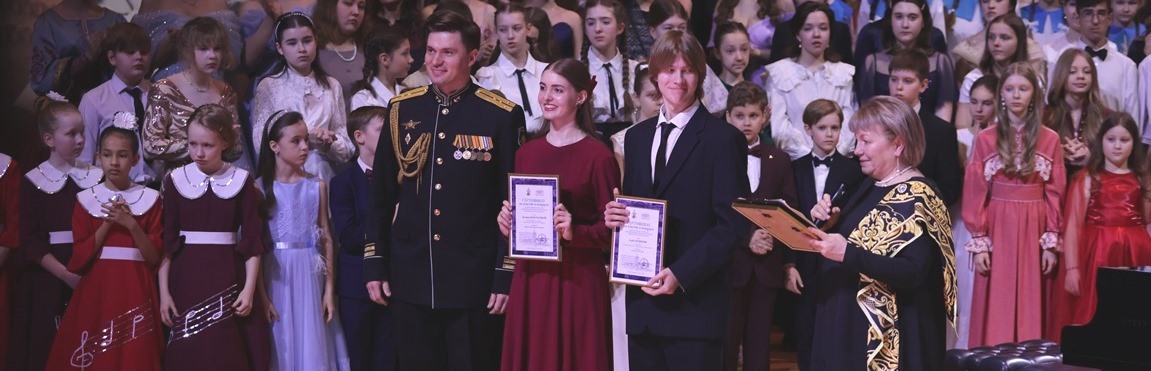 Начальник Адмиралтейского оркестра Ленинградской военно-морской базы Никита Игнатов, директор конкурса Ирина Чернова и призеры. Фото предоставлено пресс-службой Конкурса. Автор Анатолий Медведь. Правообладатель: Оргкомитет Конкурса.