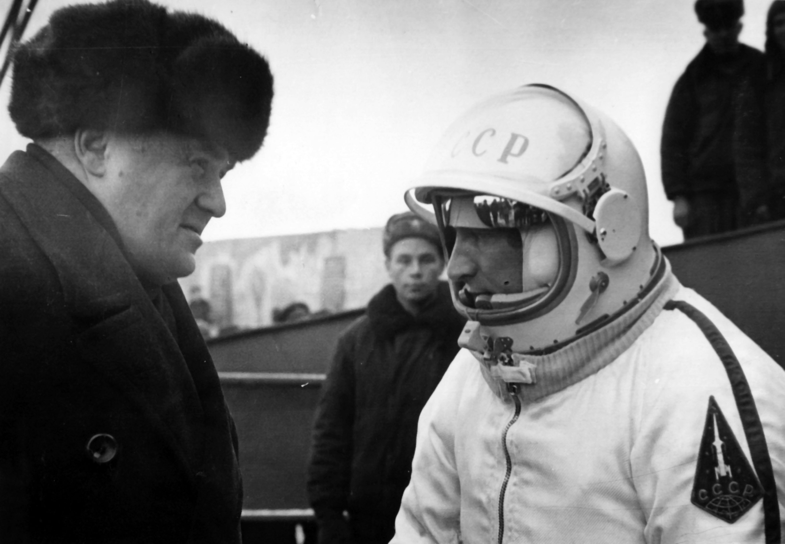 В Музее артиллерии презентуют неофициальные фотоснимки космонавтов и картину Петра Кривоногова 14