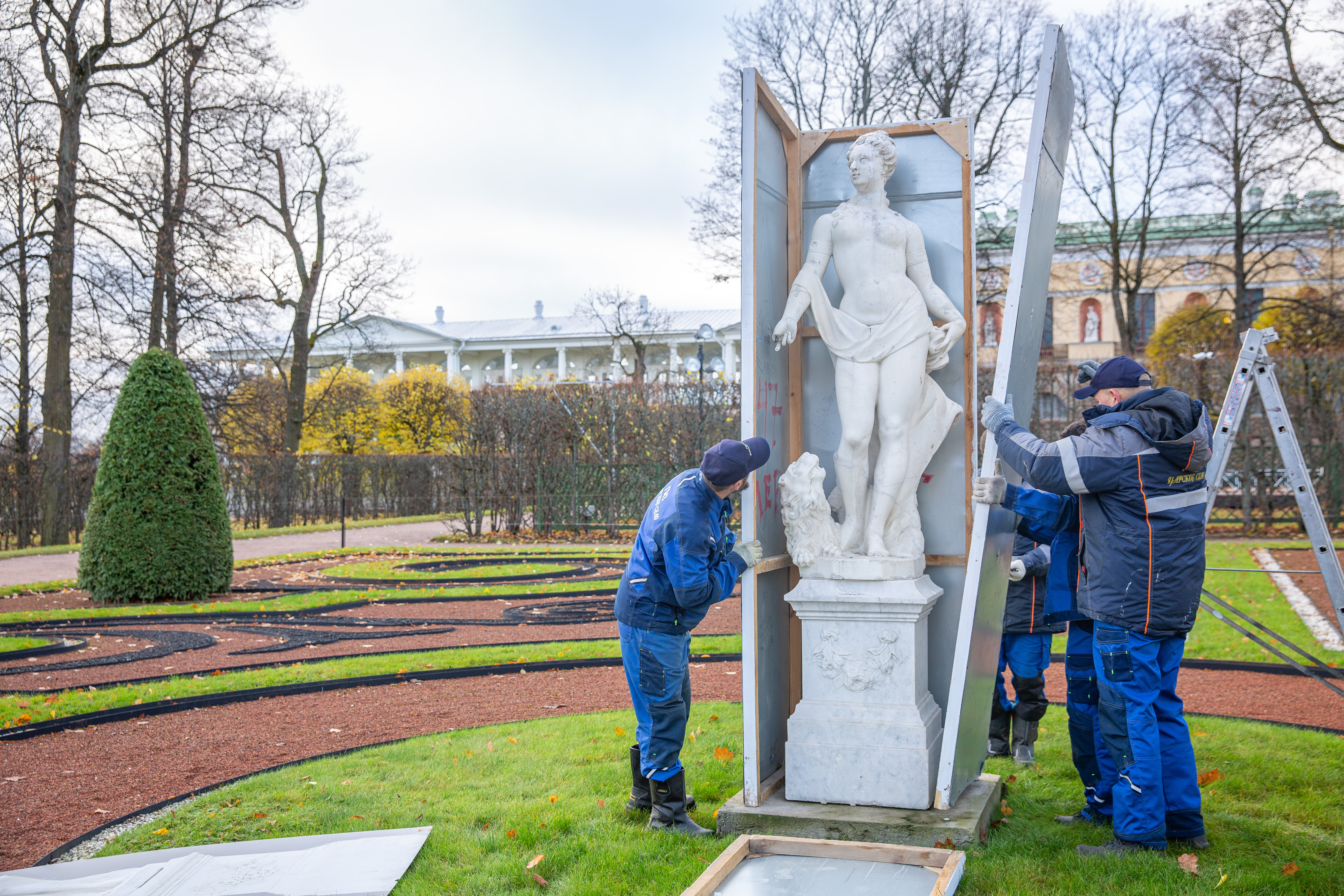 Царскосельские скульптуры перезимуют в Москве 7