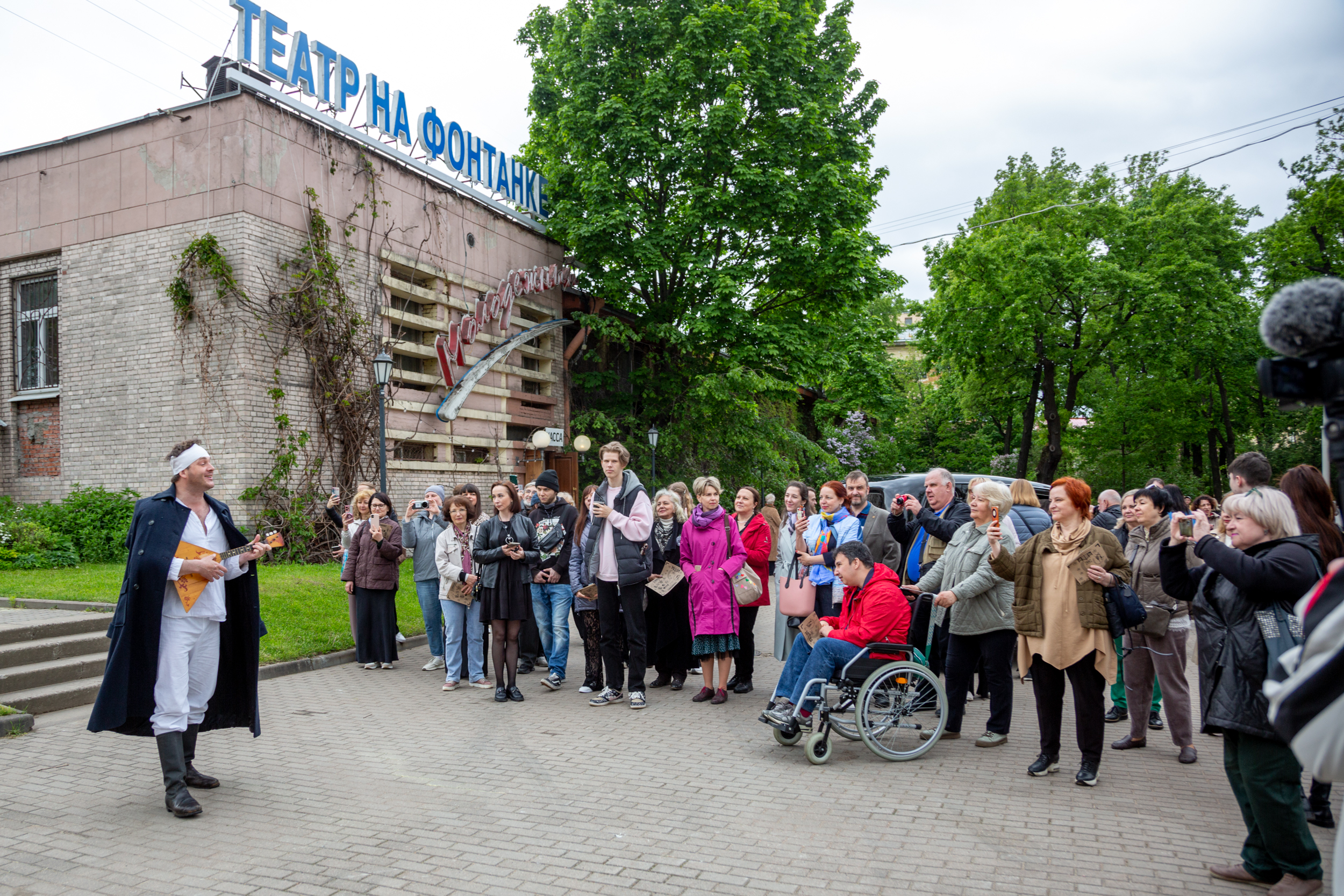 Булгаковские герои вышли на улицы Северной столицы 7