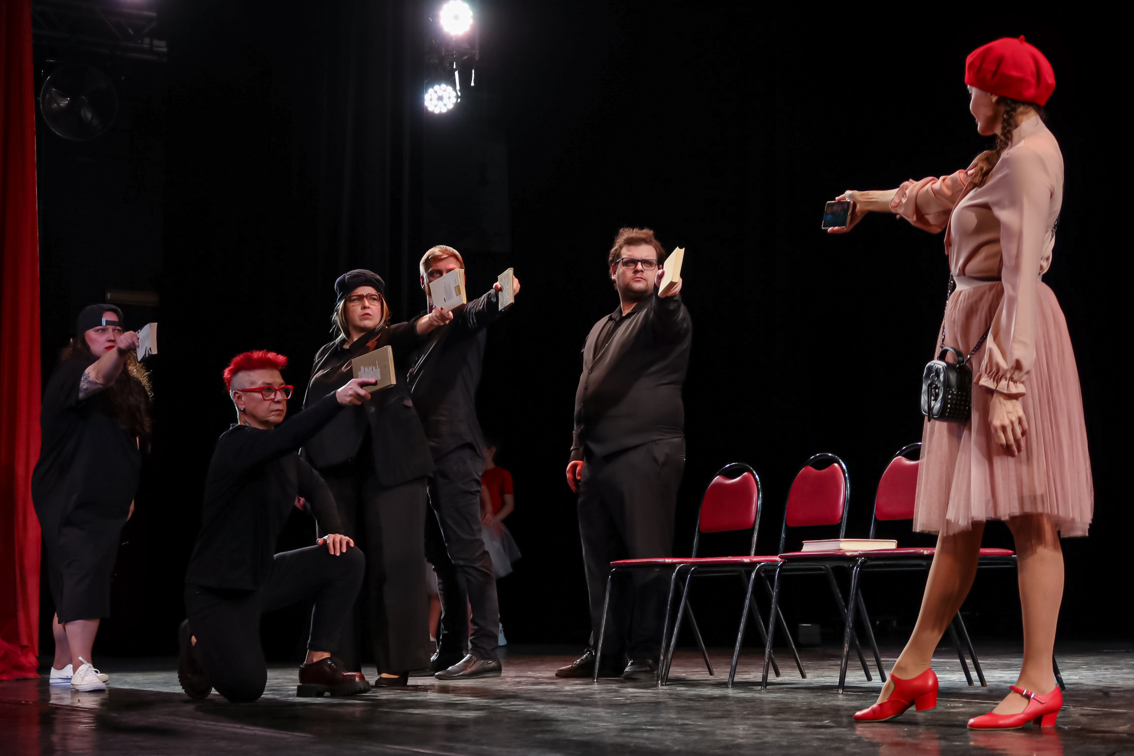 В Северной столице показали, как старшее поколение поёт на жестовом языке25