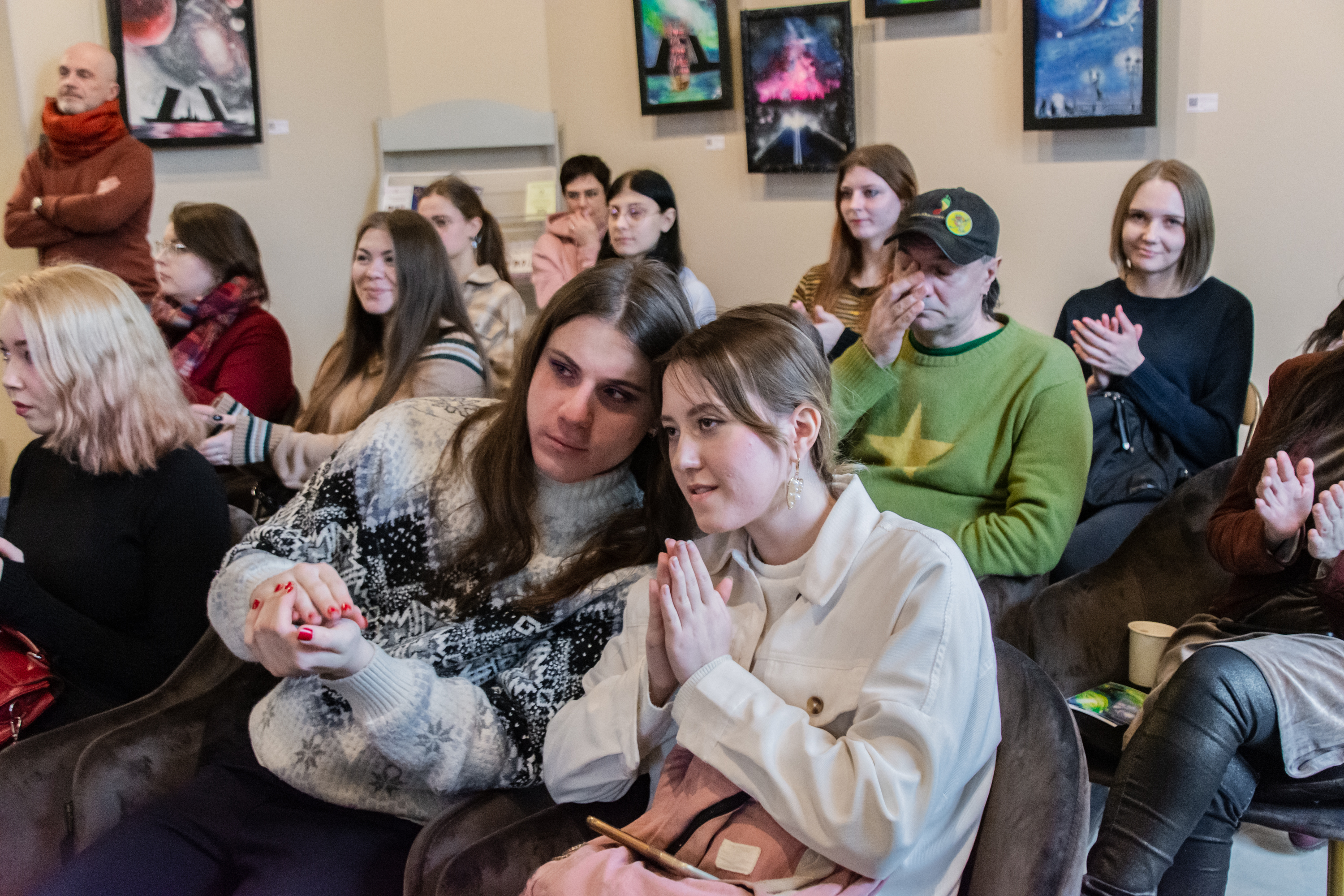 В медиацентре «Культура Петербурга» открылась выставка аэрозольной живописи Алены Логиновой 26