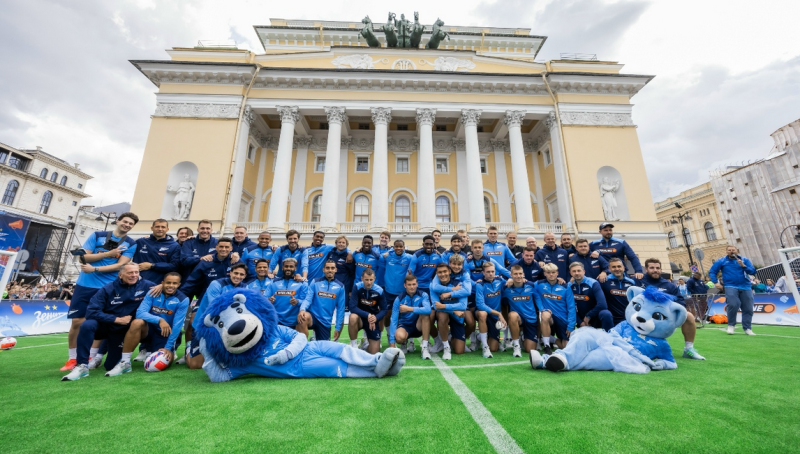 Александринка получила в подарок мяч от игроков «Зенита»