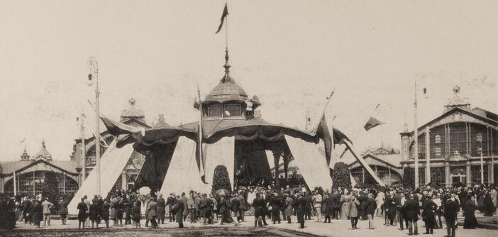 Обложка: Максим Дмитриев. Открытие выставки (поднятие флагов). Из альбома «Виды Всероссийской художественно-промышленной выставки».