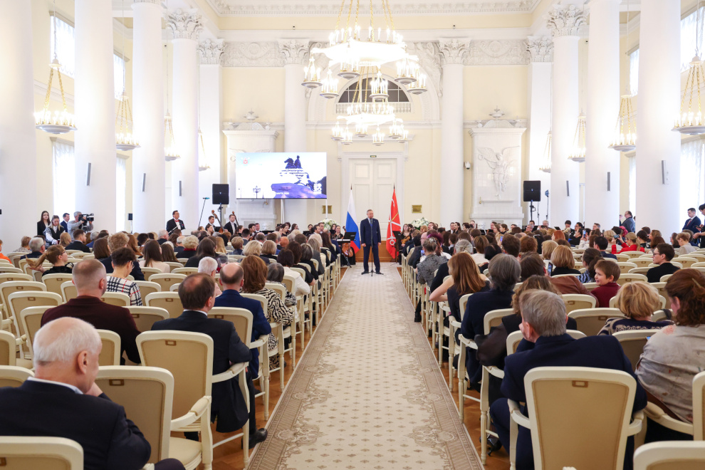 Артисты Театра музкомедии получили почетные звания2