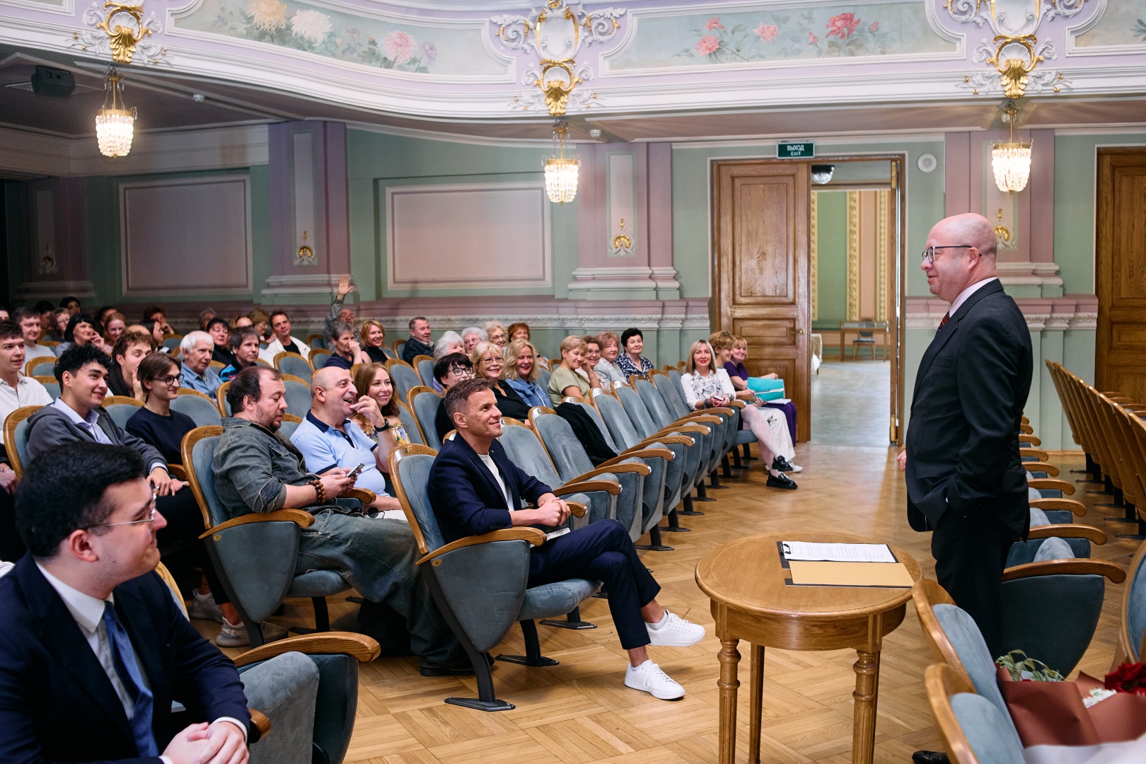 Обложка: Театр Комиссаржевской открыл новый сезон в «Зазеркалье»