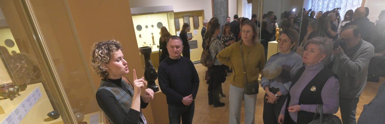 Эрмитаж запустил регулярные экскурсии на русском жестовом языке