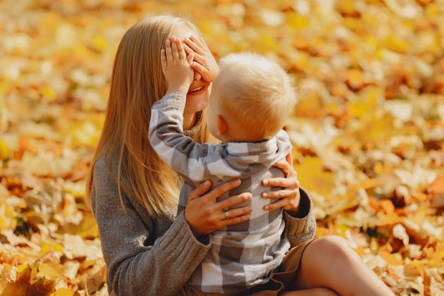 https://ru.freepik.com/free-photo/mother-with-little-son-sitting-autumn-field_6425495.htm#fromView=search&page=1&position=34&uuid=1e4123c6-da2d-49ea-bc13-9a9b02a6c6e6&query=%D0%BC%D0%B0%D0%BC%D0%B0+%D1%81+%D1%80%D0%B5%D0%B1%D0%B5%D0%BD%D0%BA%D0%BE%D0%BC