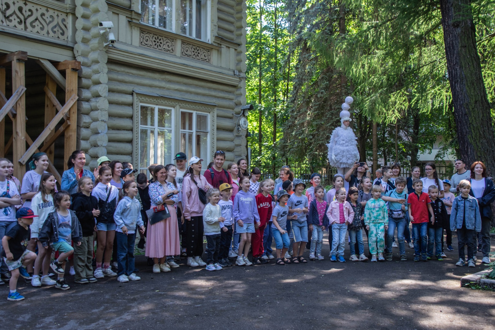 На улице Болотной провели праздник «Что важней всего на свете?» для глухих  детей