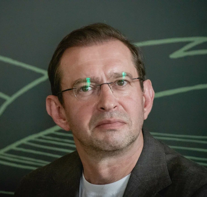 Константин Хабенский: «Я - живой человек, с остатками чувства юмора»