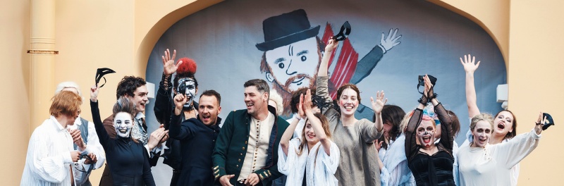 ХVI День Достоевского (2025). Спектакль ФМД-Театра «Достоевский маскарад» в «Никольских рядах». Автор: Александр Коптяев. Правообладатель: Музей Достоевского.