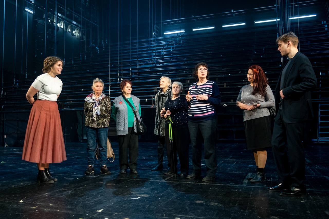 Хор ветеранов «Жители Блокадного Ленинграда» узнал о жизни театра изнутри 3