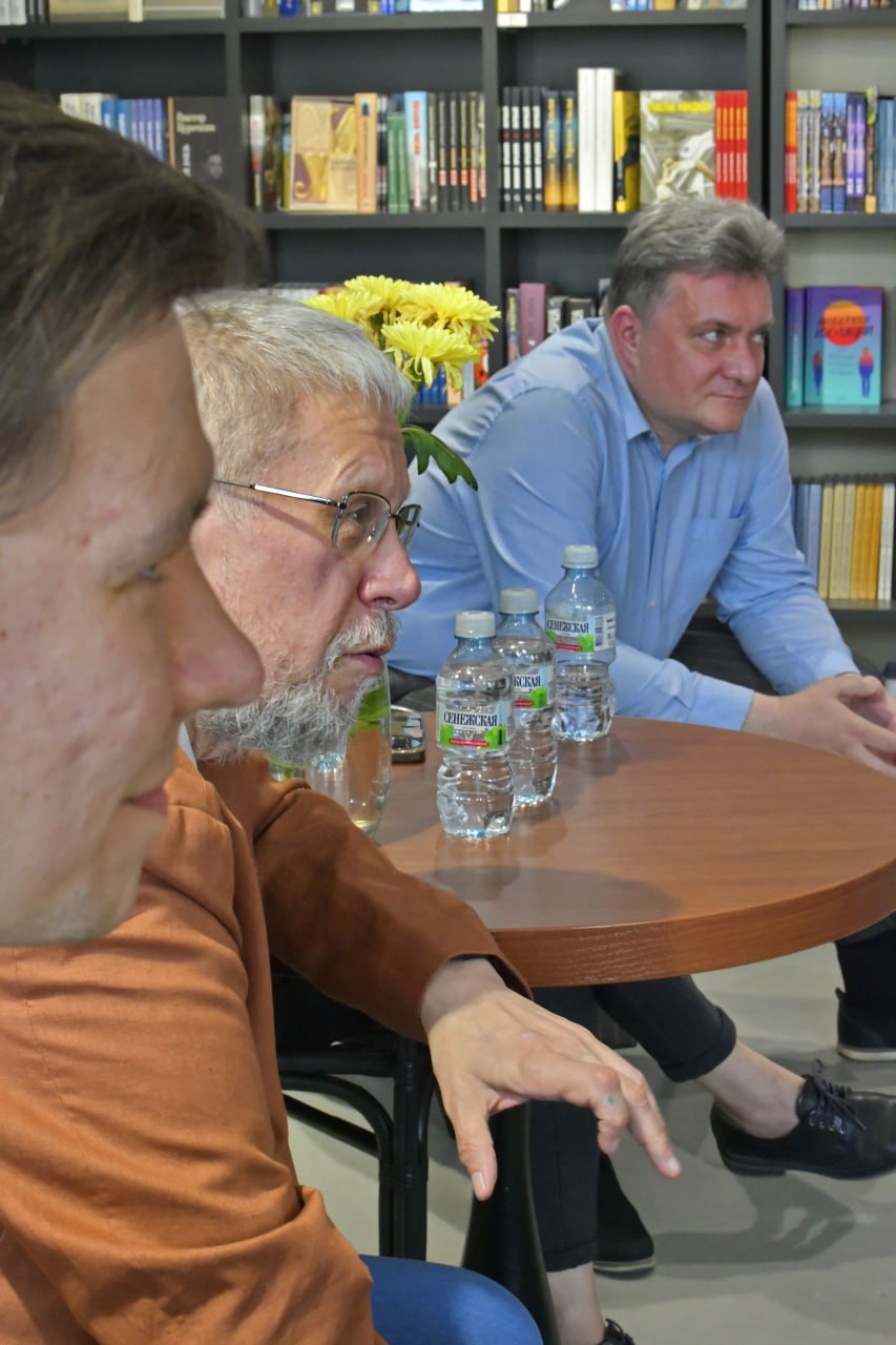 В Книжной лавке писателя обсудили будущее фантастики6