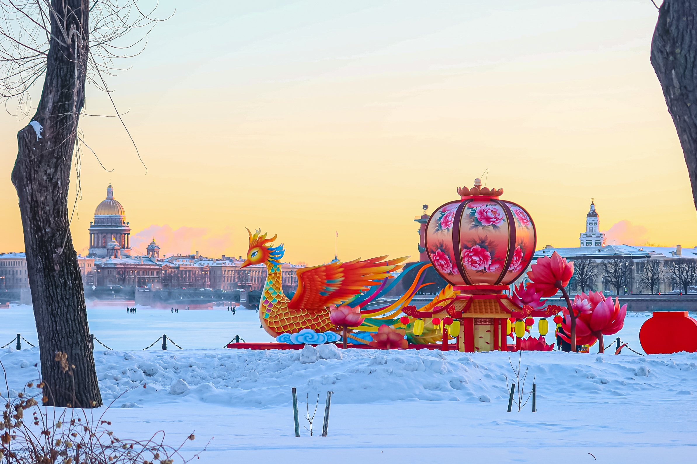 Драконы и фениксы из Цзыгуна поселились на Заячьем острове1