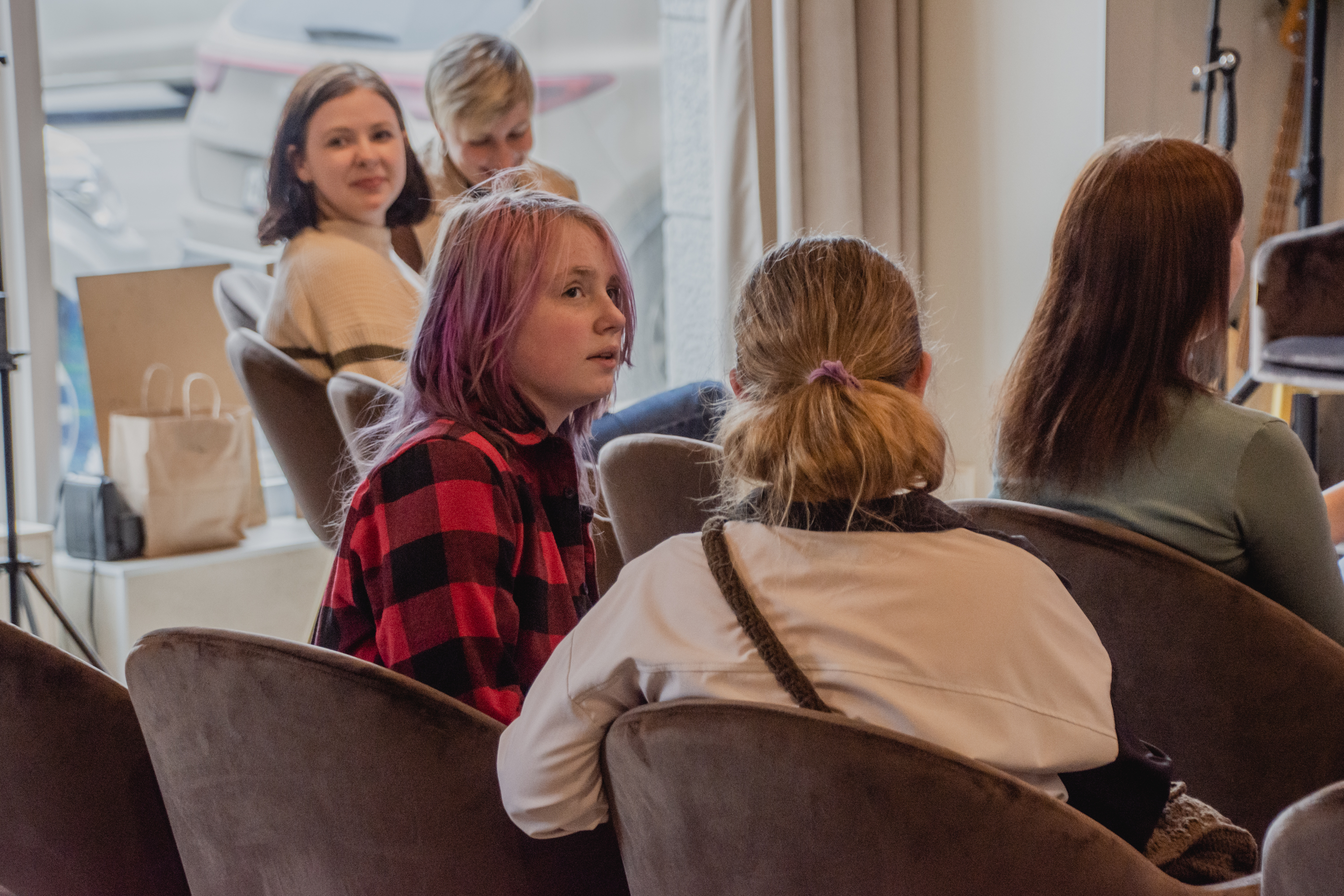 В медиацентре «Культура Петербурга» открылась выставка аэрозольной живописи Алены Логиновой 16