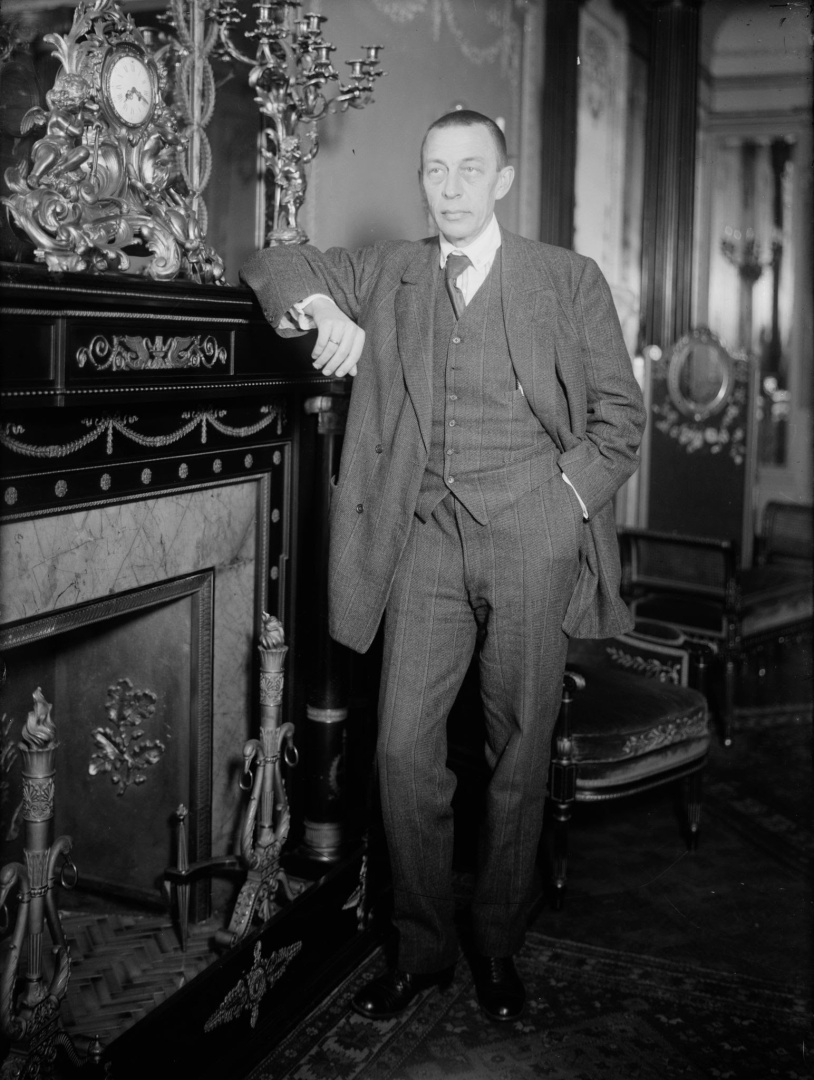 Обложка: Сергей Рахманинов у камина (1915).