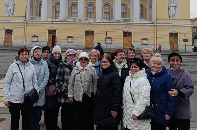 «Забота о людях серебряного возраста»: жительницы Пушкинского района посетили Александринский театр