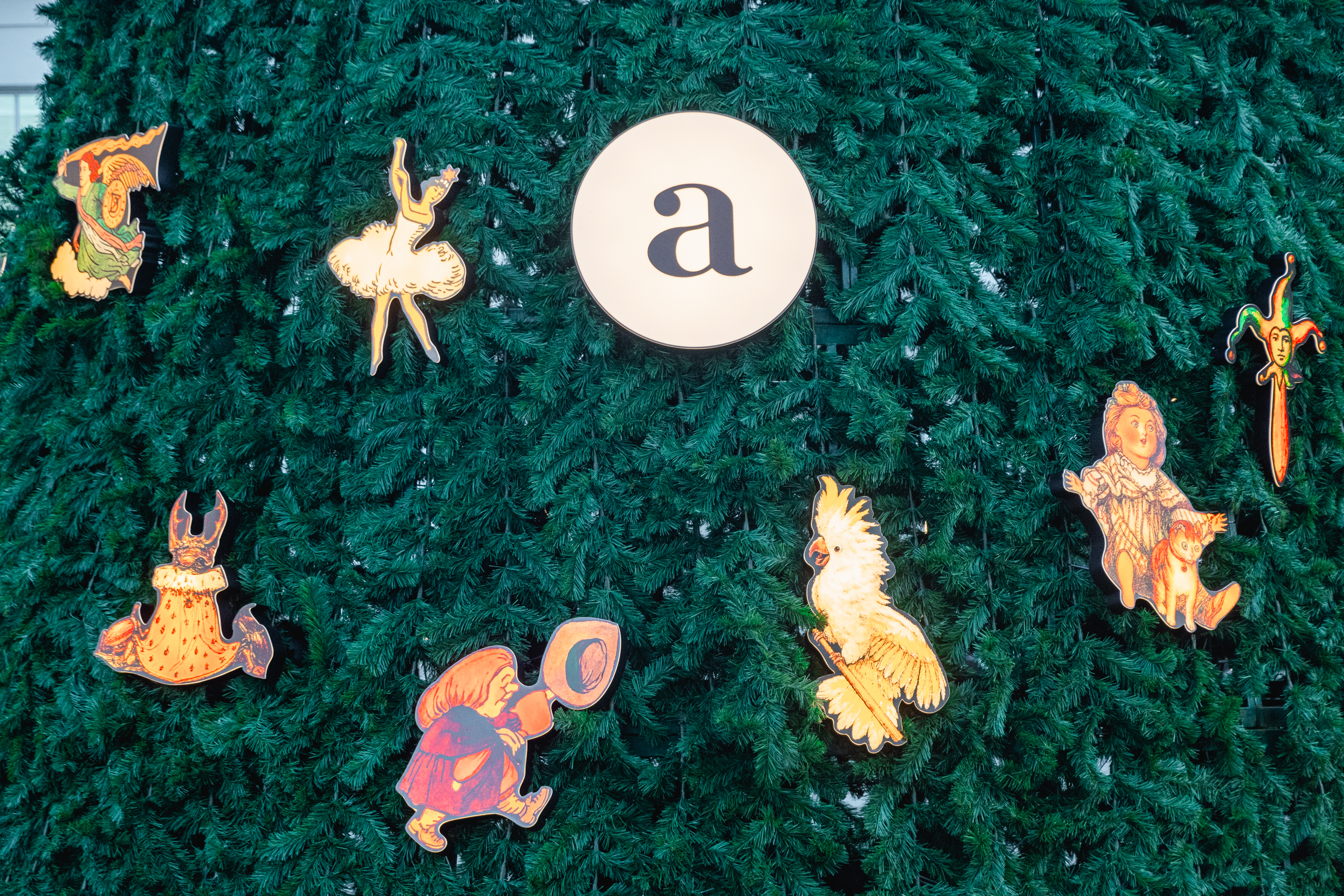 У «Манежа» можно полюбоваться елкой Бенуа8