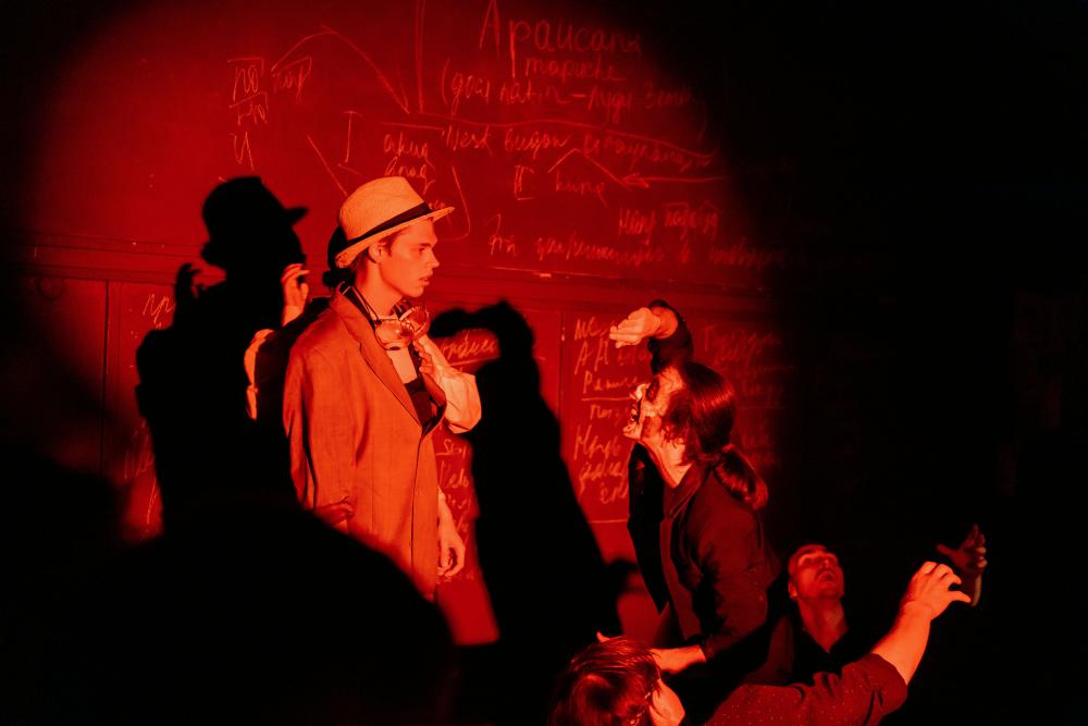 В театре «На Моховой» поставили «Человека-амфибию» по Беляеву4