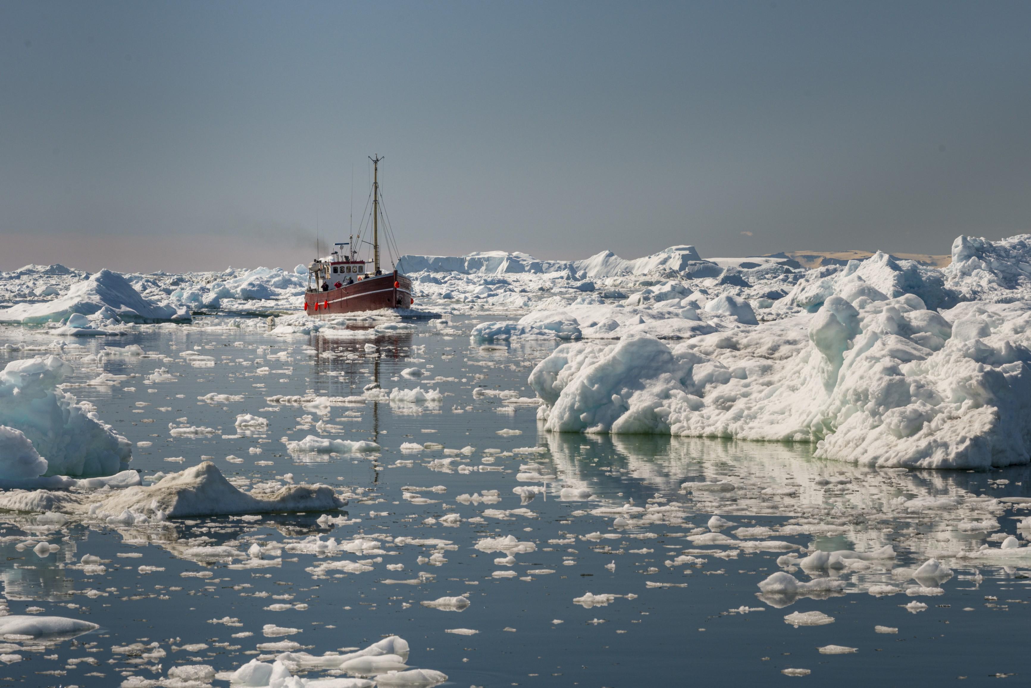 https://ru.freepik.com/free-photo/beautiful-view-tourist-boat-sailing-through-icebergs-disko-bay-greenland_17649034.htm#fromView=search&page=1&position=22&uuid=becf3a5c-4f8e-445d-ac8c-dc369ed72f55&query=%D0%B0%D1%80%D0%BA%D1%82%D0%B8%D0%BA%D0%B0