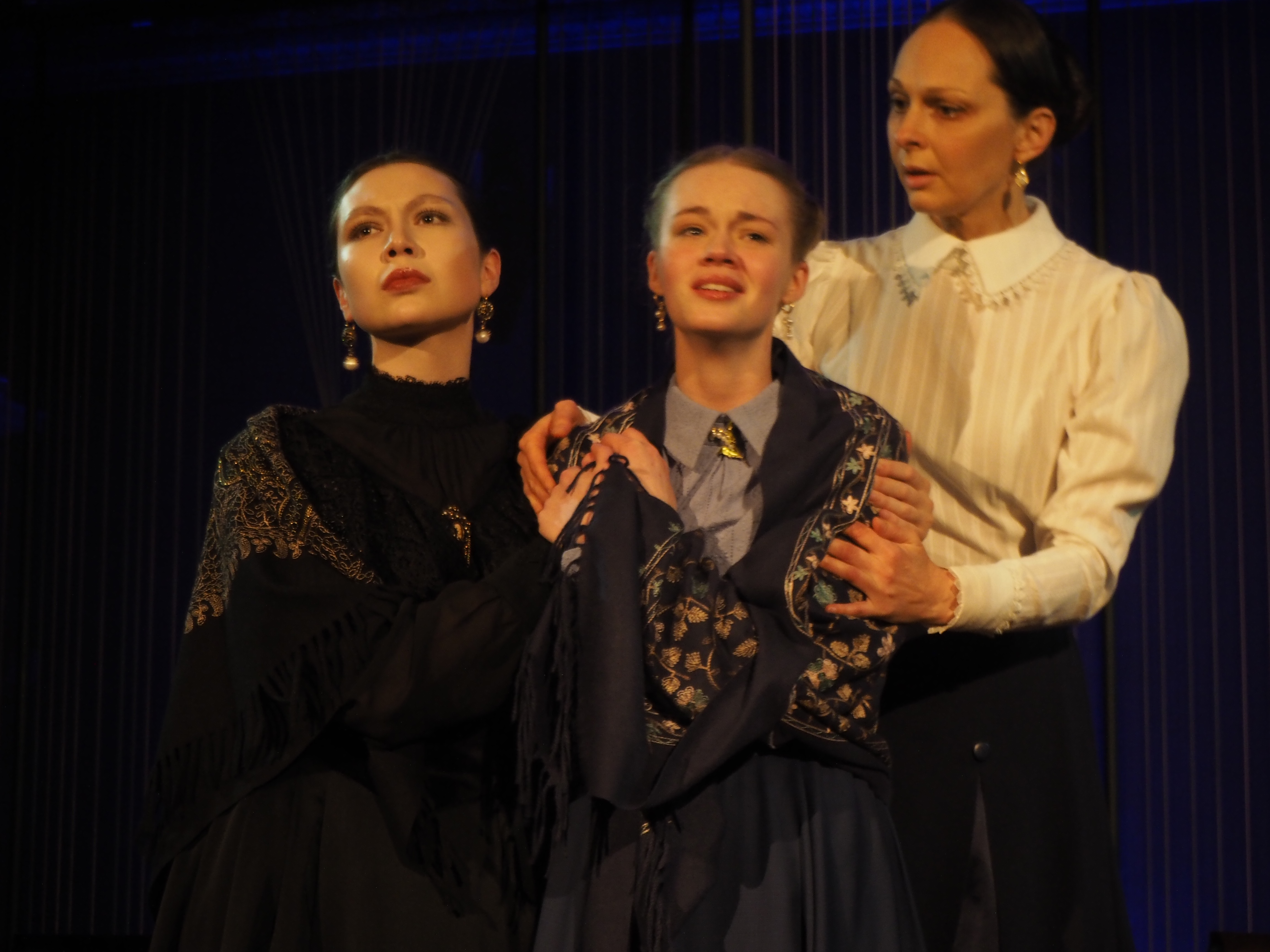 Ко Дню театра и Дню работника культуры в Доме Кочневой покажут «Три сестры» 3