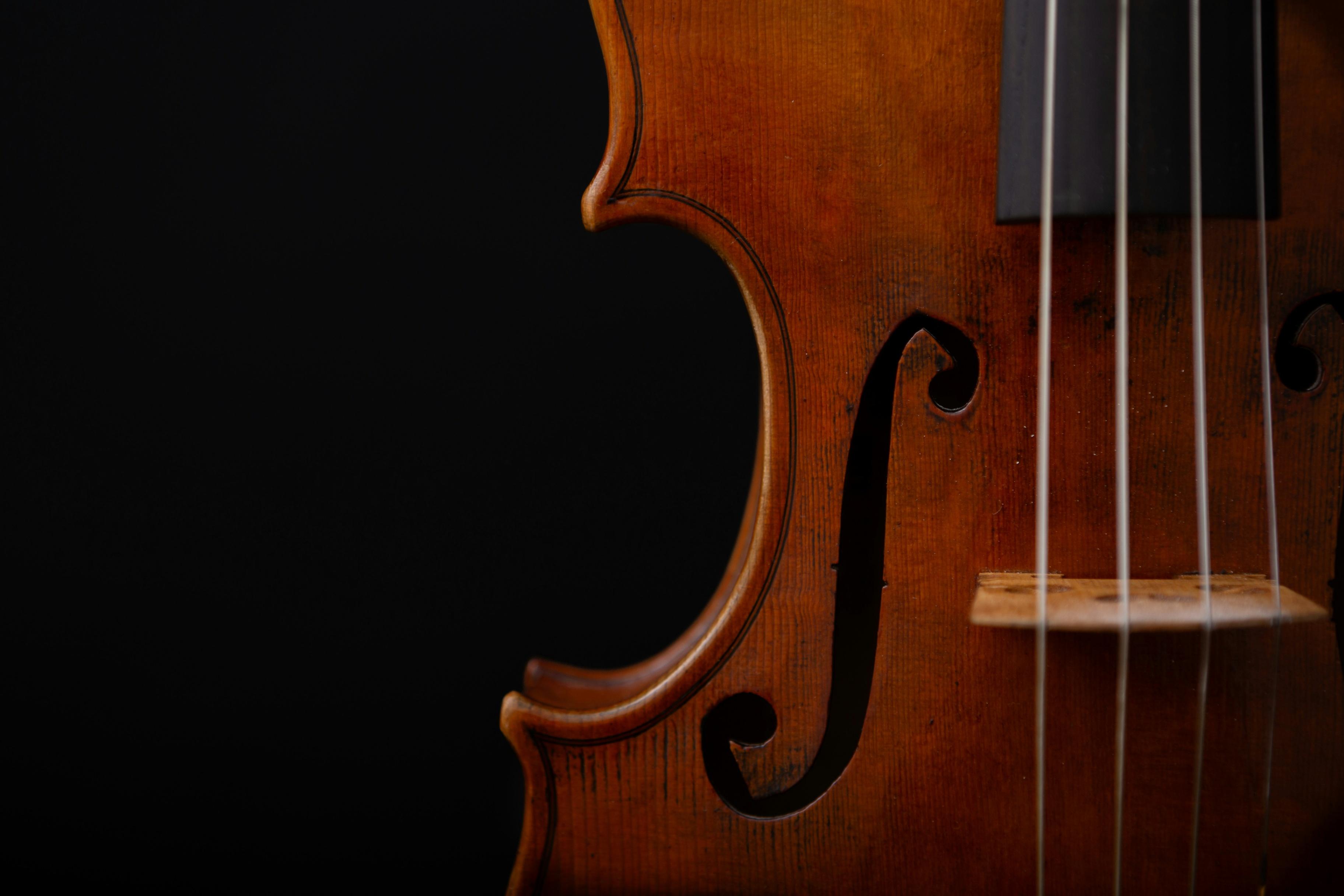 https://unsplash.com/photos/a-violin-with-a-black-background-2LmYbzfQTrw