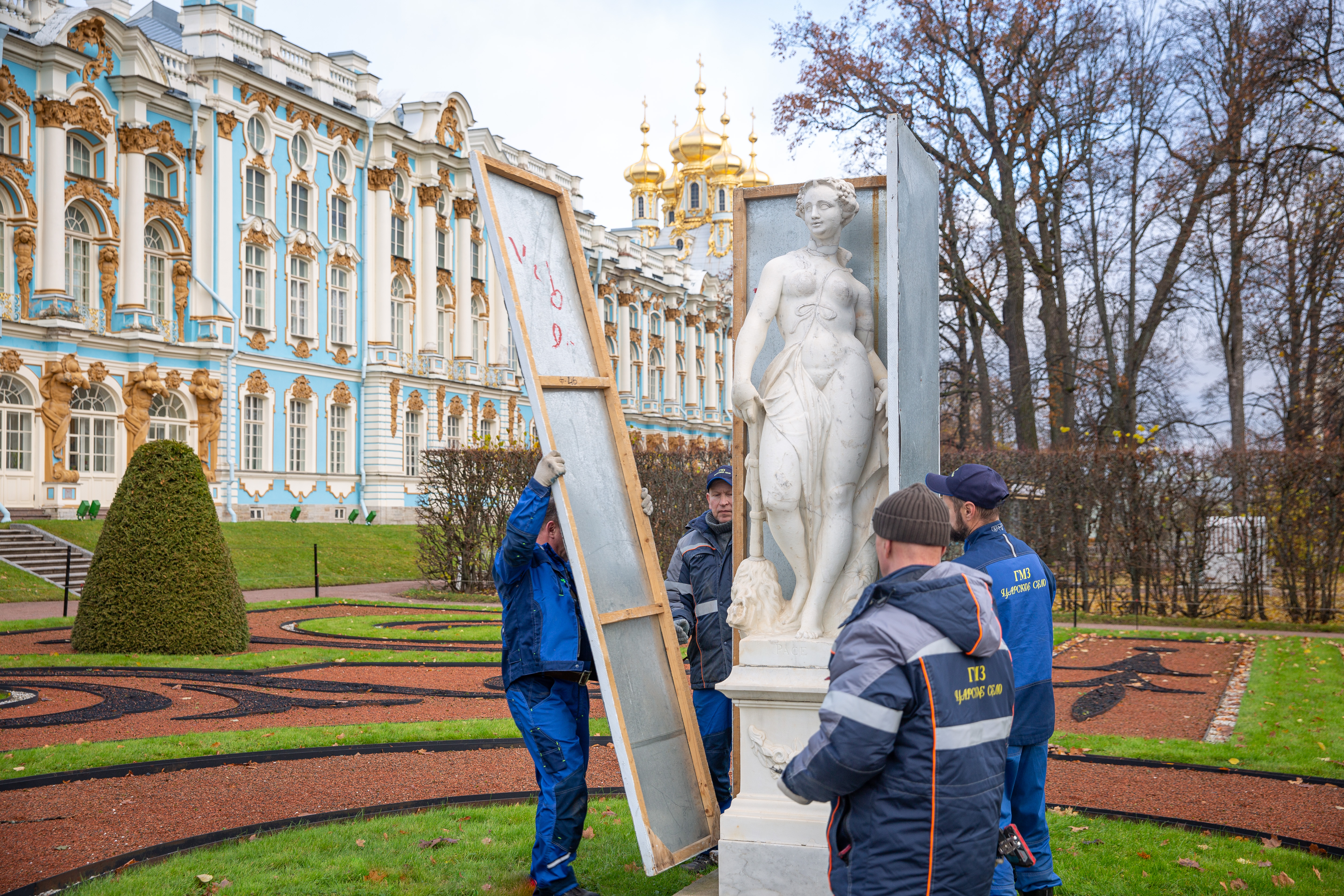 Царскосельские скульптуры перезимуют в Москве 6