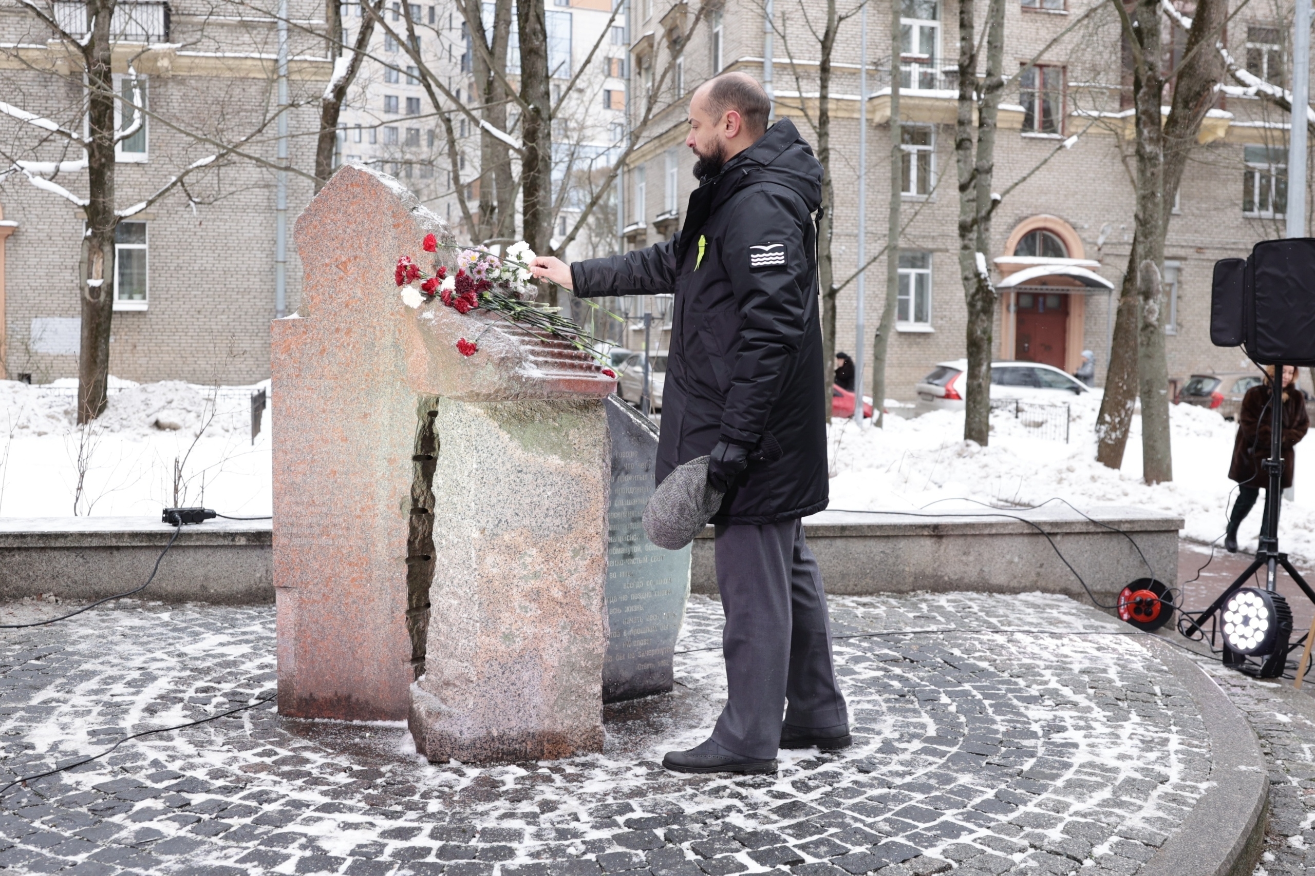 В сквере имени Ольги Берггольц провели акцию памяти 4