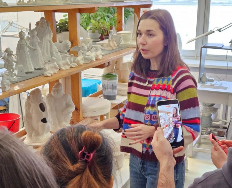 Участники программы «Многомерность культуры» побывали на Императорском фарфоровом заводе