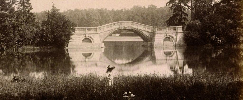 Обложка: Горбатый мост до 1917 года. Фото - Пресс-служба музея-заповедника «Гатчина».